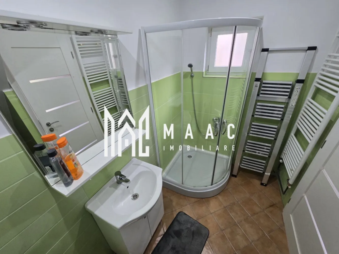 Apartament 3 camere | 96 mp Utili | Etaj 1 | Bulevardul Victoriei - Agentia imobiliara Maac va propune spre vanzare apartament spatios cu 3 camere decomandate situat la etajul 1 zona Victoriei .

Apartamentul se vinde mobilat si utilat exact cum se vede in poze .
 
Imobilul dispune de 3 balcoane si este situat intr-o curte linistita, intr-un imobil situat mai in spatele curtii, ceea ce iti ofera multa liniste 

Intrarea se face in holul de la parter unde gasiti prima baie ,iar accesul in apartament se face pe scarile interioare si vei ajunge intr- un living spatios si luminos cu 2 iesiri in 2 terase acoperite. Bucataria este separata inchisa in sticla si beneficiaza de o alta iesire in al 3-lea balcon. Apartamentul mai beneficiaza de 2 dormitoare decomandate si o alta baie .

Avantaje : 

- suprafata utila 96 mp + balcoane 
- zona centrala Bulevardul Victoriei,zona fostul Tribunal 
- curte linistita 
- total decomandat
- se preda exact ca in poze 
- complet renovat : mobilier nou , usi de la porta doors , izolat , geamurii termopan ,parchet nou schimbat, instalatiile utilitati refacute complet.

Pentru mai multe detalii specificati CP3079052 la telefon .