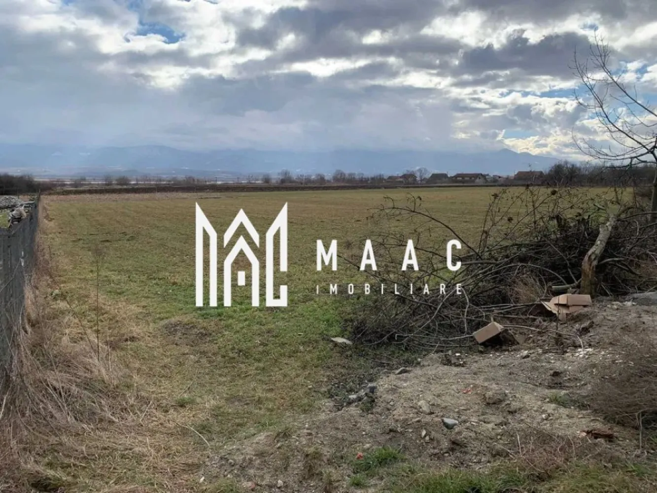 Teren intravilan I 2300 MP I DN 1 - Bradu - MAAC Imobiliare vă aduce în atenție o ofertă exclusivă: 2300 mp de teren intravilan, cu deschidere la DN 1. Această proprietate reprezintă o investiție strategică pentru cei în căutare de spațiu pentru construcții și investiții. Caracteristici Cheie: Teren Intravilan cu potențial constructibil: Cu destinația înscrisă în Cartea Funciară pentru construcții de locuințe, acest teren oferă o platformă ideală pentru dezvoltarea de proiecte rezidențiale. Utilități Disponibile: gaz, curent și apă. Front Stradal Generos: Cu o deschidere la DN 1 de aprox. 45 m, terenul oferă acces facil și vizibilitate optimă pentru potențialii investitori sau dezvoltatori. Localizare Strategică: Amplasat în localitatea Bradu, cu acces rapid către infrastructura urbană. Perspectivă de Viitor: Cu posibilitatea de a dezvolta proiecte rezidențiale adaptate cerințelor pieței locale, acest teren intravilan reprezintă o investiție cu potențial de creștere și rentabilitate pe termen lung. Pentru mai multe detalii și pentru a discuta posibilitățile de investiție, nu ezitați să ne contactați. Echipa noastră de experți este aici pentru a vă ghida în realizarea unei achiziții inteligente și profitabile. Pentru mai multe detalii precizati telefonic ca ati vazut anuntul cu ID: CP2035142