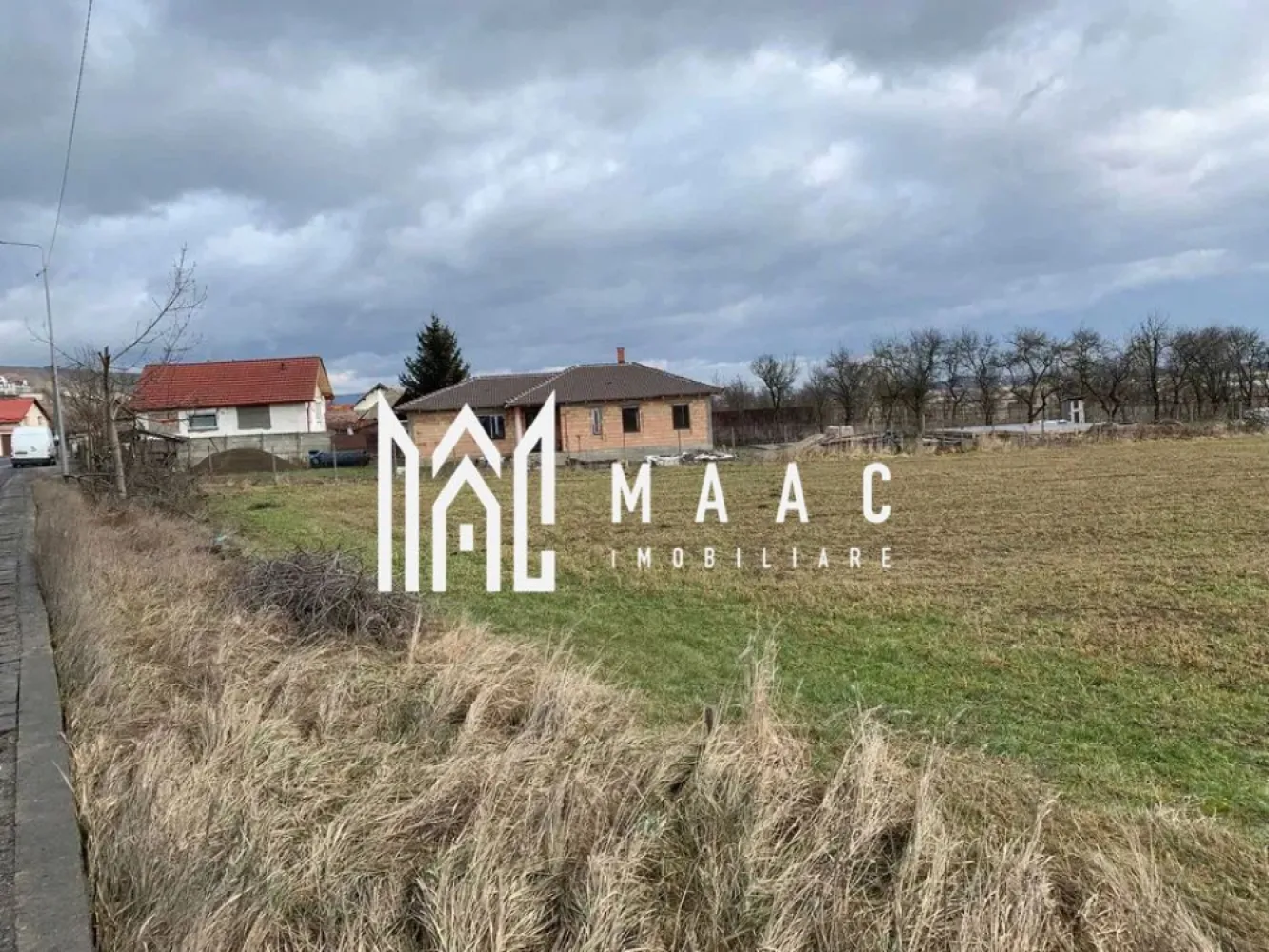 Teren intravilan I 2300 MP I DN 1 - Bradu - MAAC Imobiliare vă aduce în atenție o ofertă exclusivă: 2300 mp de teren intravilan, cu deschidere la DN 1. Această proprietate reprezintă o investiție strategică pentru cei în căutare de spațiu pentru construcții și investiții. Caracteristici Cheie: Teren Intravilan cu potențial constructibil: Cu destinația înscrisă în Cartea Funciară pentru construcții de locuințe, acest teren oferă o platformă ideală pentru dezvoltarea de proiecte rezidențiale. Utilități Disponibile: gaz, curent și apă. Front Stradal Generos: Cu o deschidere la DN 1 de aprox. 45 m, terenul oferă acces facil și vizibilitate optimă pentru potențialii investitori sau dezvoltatori. Localizare Strategică: Amplasat în localitatea Bradu, cu acces rapid către infrastructura urbană. Perspectivă de Viitor: Cu posibilitatea de a dezvolta proiecte rezidențiale adaptate cerințelor pieței locale, acest teren intravilan reprezintă o investiție cu potențial de creștere și rentabilitate pe termen lung. Pentru mai multe detalii și pentru a discuta posibilitățile de investiție, nu ezitați să ne contactați. Echipa noastră de experți este aici pentru a vă ghida în realizarea unei achiziții inteligente și profitabile. Pentru mai multe detalii precizati telefonic ca ati vazut anuntul cu ID: CP2035142