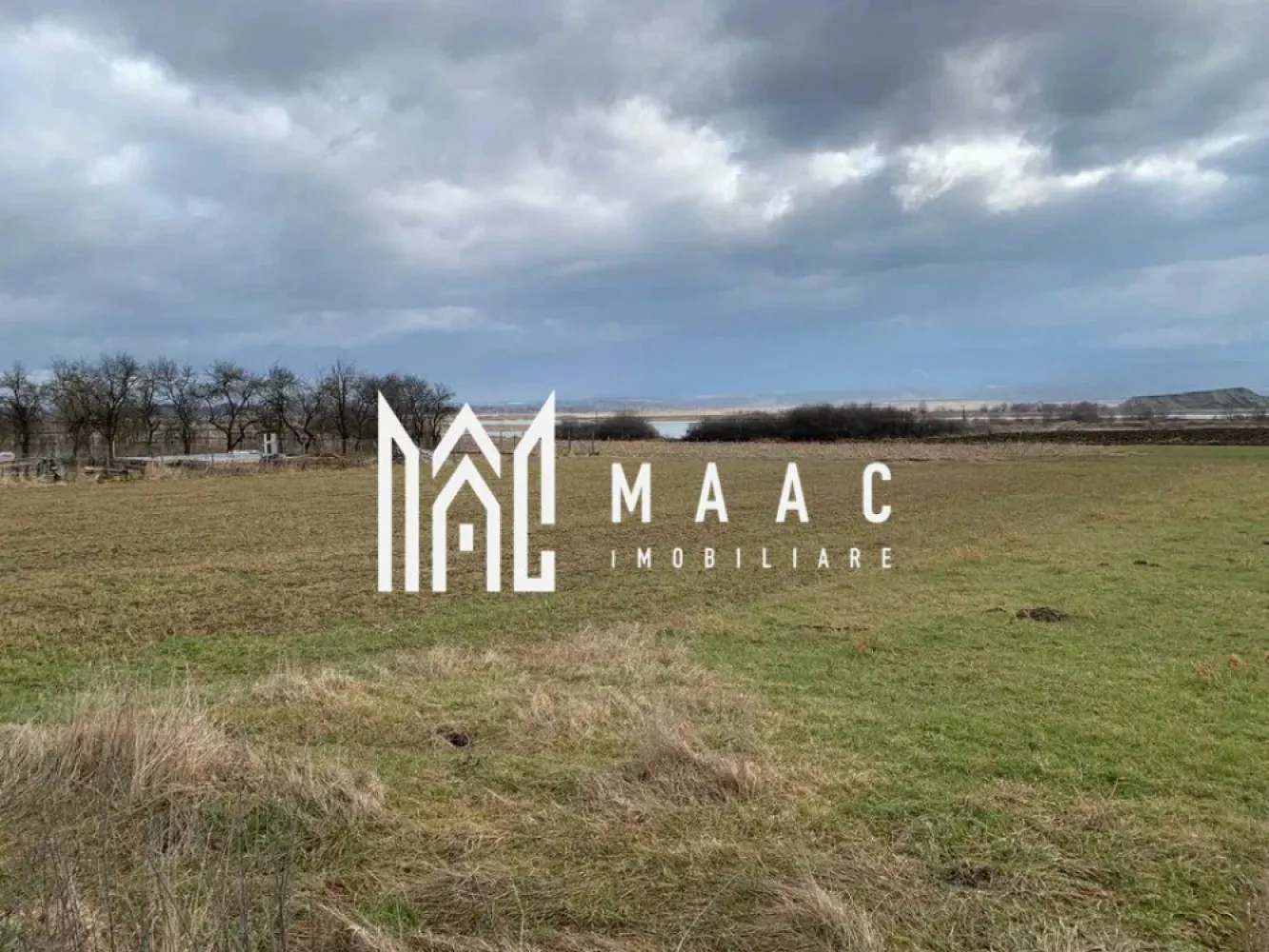 Teren intravilan I 2300 MP I DN 1 - Bradu - MAAC Imobiliare vă aduce în atenție o ofertă exclusivă: 2300 mp de teren intravilan, cu deschidere la DN 1. Această proprietate reprezintă o investiție strategică pentru cei în căutare de spațiu pentru construcții și investiții. Caracteristici Cheie: Teren Intravilan cu potențial constructibil: Cu destinația înscrisă în Cartea Funciară pentru construcții de locuințe, acest teren oferă o platformă ideală pentru dezvoltarea de proiecte rezidențiale. Utilități Disponibile: gaz, curent și apă. Front Stradal Generos: Cu o deschidere la DN 1 de aprox. 45 m, terenul oferă acces facil și vizibilitate optimă pentru potențialii investitori sau dezvoltatori. Localizare Strategică: Amplasat în localitatea Bradu, cu acces rapid către infrastructura urbană. Perspectivă de Viitor: Cu posibilitatea de a dezvolta proiecte rezidențiale adaptate cerințelor pieței locale, acest teren intravilan reprezintă o investiție cu potențial de creștere și rentabilitate pe termen lung. Pentru mai multe detalii și pentru a discuta posibilitățile de investiție, nu ezitați să ne contactați. Echipa noastră de experți este aici pentru a vă ghida în realizarea unei achiziții inteligente și profitabile. Pentru mai multe detalii precizati telefonic ca ati vazut anuntul cu ID: CP2035142