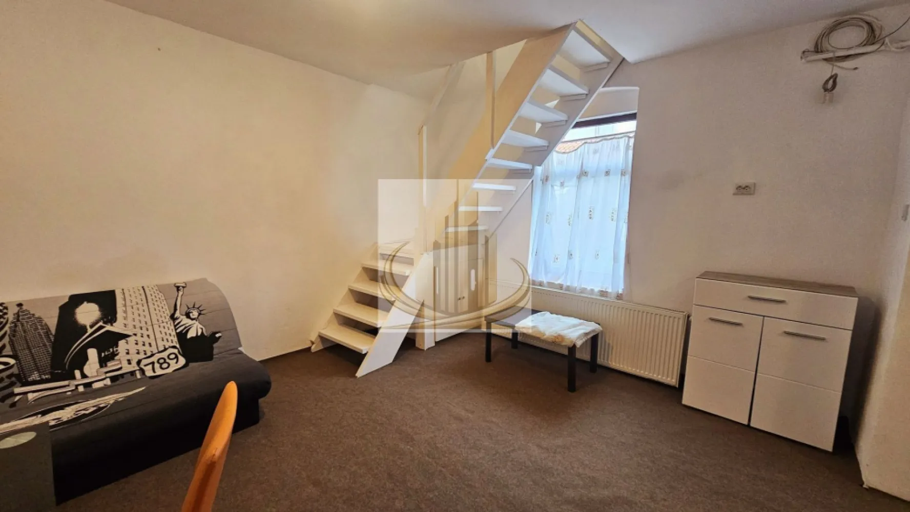 Apartament cu 2 camere de vânzare la casa in curte comuna - Grand Mobilis Imobiliare va propune un apartament cu 2 camere, la casă în curte comună, situat în zona Pompieri – Bd. 16 Decembrie. Apartamentul este recent renovat și beneficiază de instalații electrice, termice și sanitare complet noi, acoperiș nou și izolație exterioară. Dispune de baie cu vană și toaletă de serviciu separată. 
Se vinde complet mobilat si utilat
Ideal pentru locuit sau investiție. Pentru detalii suplimentare, contact în privat

ID intern CP3079426