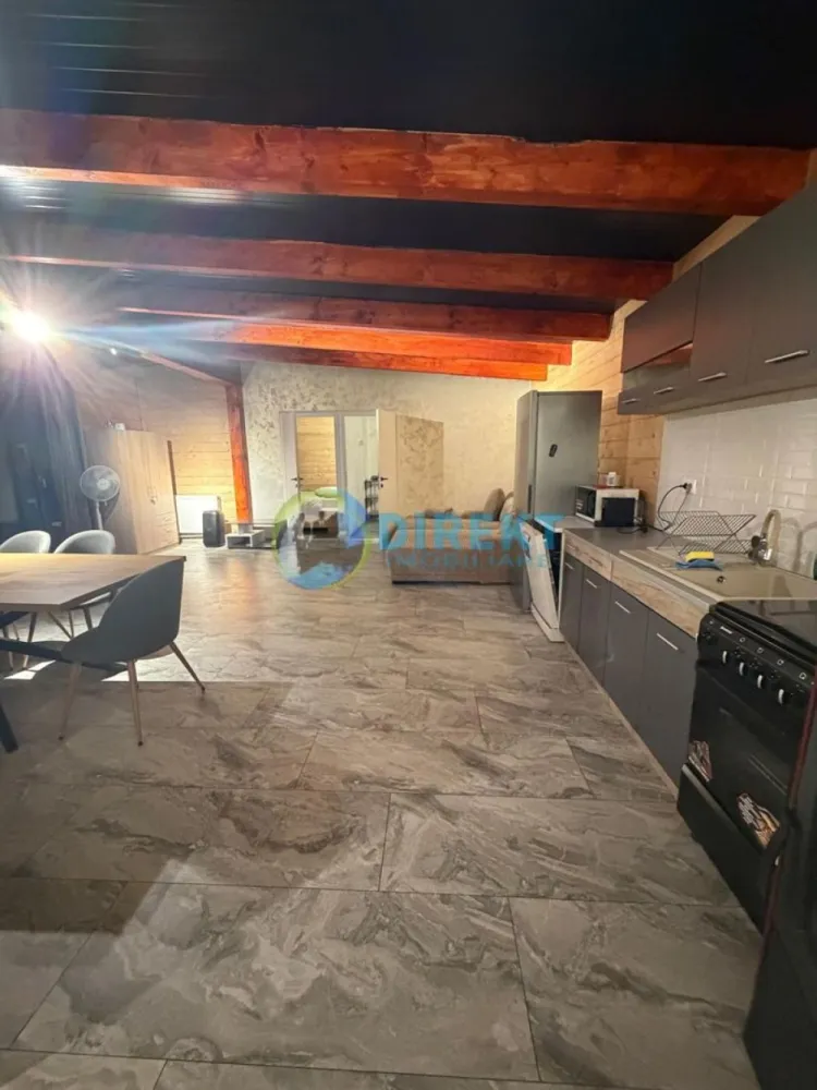 Cabana noua , situata la Colibita - Agentia Direkt Imobiliare propune spre vanzare cabana noua de vanzare, finisaje premium Rives/San Marco

Proprietate moderna, construita recent, suprafata aproximativ 100 mp, compartimentata astfel:
• 3 camere
• bucatarie cu living mare si luminos
• 1 baie, 1 camera tehnica

Detalii tehnice si dotari:
• Curent electric tras, contor montat
• Apa prin cadere de la rau
• Incalzire cu termosemineu pe peleti (Italia)
• Panouri structurale de 14 si 16 cm grosime
• Lemn de calitate superioara
• Paturi din larita
• Izolatie completa cu vata sticlata
• Iarba la rola montata in exterior
• Terasa amenajata
• Jacuzzi pe curent, consum redus
• Curte amenajata cu piatra sort 0.3–0.5 (cateva tone).
Carport , constructie din lemn . 

Teren aferent 650 mp .
Constructie solida, eficienta energetic, ideala pentru locuinta permanenta sau investiție