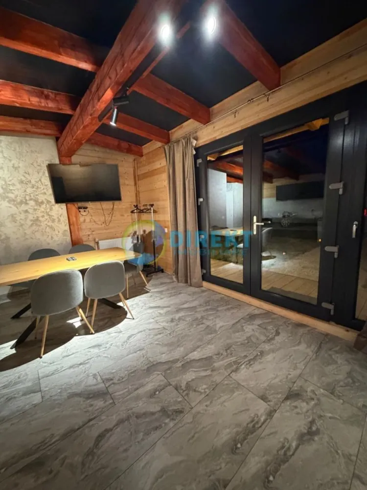 Cabana noua , situata la Colibita - Agentia Direkt Imobiliare propune spre vanzare cabana noua de vanzare, finisaje premium Rives/San Marco

Proprietate moderna, construita recent, suprafata aproximativ 100 mp, compartimentata astfel:
• 3 camere
• bucatarie cu living mare si luminos
• 1 baie, 1 camera tehnica

Detalii tehnice si dotari:
• Curent electric tras, contor montat
• Apa prin cadere de la rau
• Incalzire cu termosemineu pe peleti (Italia)
• Panouri structurale de 14 si 16 cm grosime
• Lemn de calitate superioara
• Paturi din larita
• Izolatie completa cu vata sticlata
• Iarba la rola montata in exterior
• Terasa amenajata
• Jacuzzi pe curent, consum redus
• Curte amenajata cu piatra sort 0.3–0.5 (cateva tone).
Carport , constructie din lemn . 

Teren aferent 650 mp .
Constructie solida, eficienta energetic, ideala pentru locuinta permanenta sau investiție