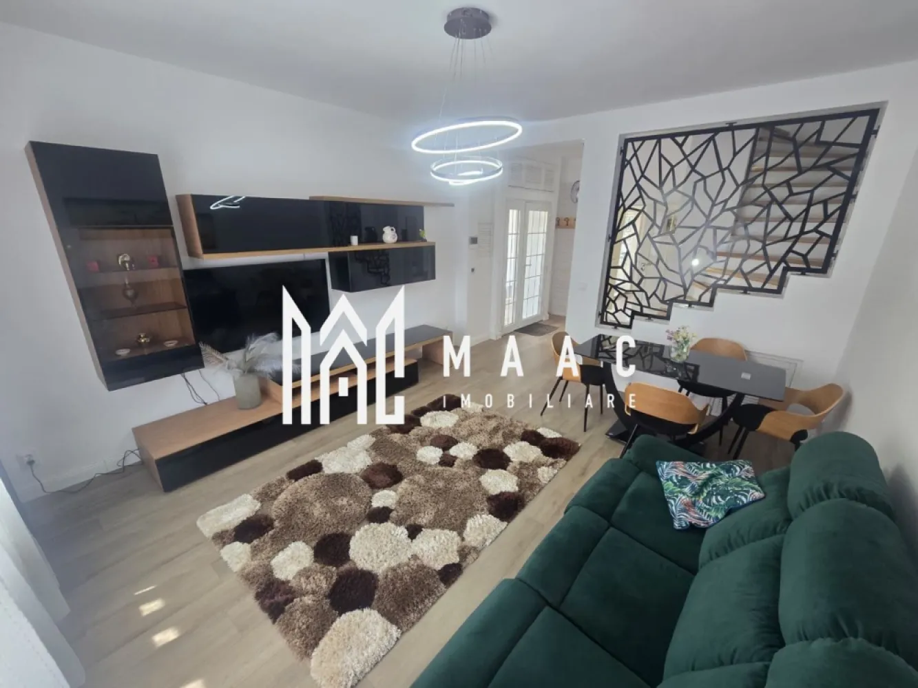 Casa 4 camere de închiriat 500 teren zona Terezian - Agentia imobiliara Maac va propune spre inchiriere casa moderna cu 4 camere situata in zona Terezian. 

Casa este individuala si se inchiriaza mobilată și utilată, pregătită pentru mutare imediată. Locuința are regim D+P+M și este compartimentată eficient: , hol la intrare , living luminos, bucătărie separată cu acces la terasă, 3 dormitoare, 2 băi, balcon, pivniță spațioasă și cameră tehnică.

Proprietatea dispune de teren de 500 mp, cu grădină amenajată, pomi fructiferi, zonă verde pentru relaxare, garaj și carport. Imobilul este are încălzire în pardoseală cu termostate inteligente, pompă de căldură, centrală pe gaz, panouri solare și sistem fotovoltaic de 6 kW.

Printre dotări se numără: tâmplărie PVC Salamander, rulouri exterioare, videointerfon, sistem de supraveghere video, poartă automatizată și sistem de purificare a aerului cu recuperare de căldură Prana. Electrocasnicele sunt moderne și încă în garanție. O locuință elegantă și practică, ideală pentru o familie care își dorește confort, liniște și costuri reduse de întreținere.

Pentru mai multe detalii va rog specificati CP3076951 la telefon .
