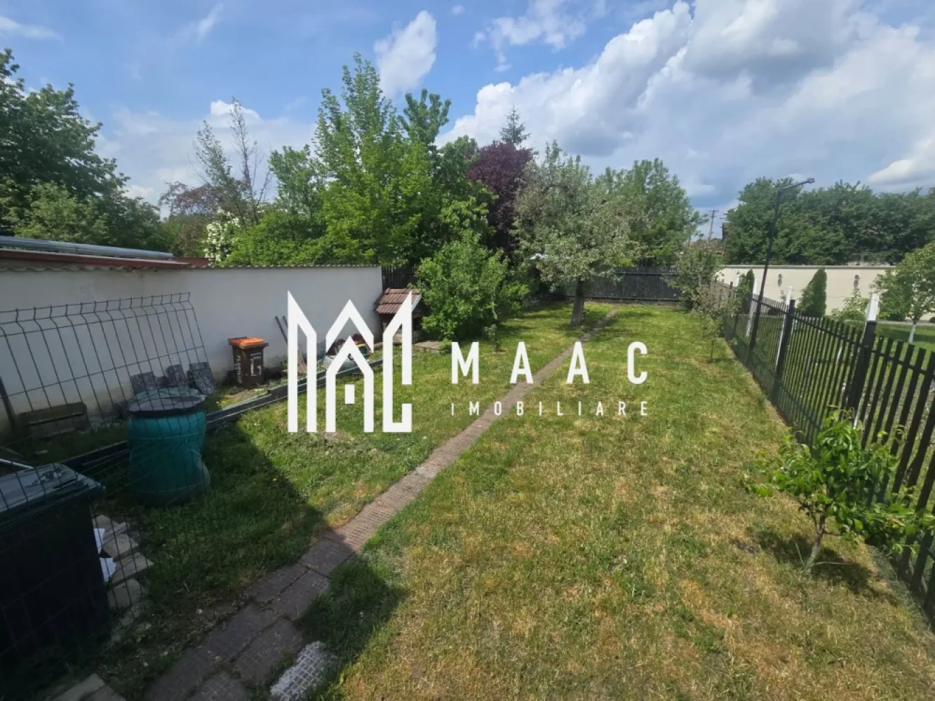 Casa 4 camere de închiriat 500 teren zona Terezian - Agentia imobiliara Maac va propune spre inchiriere casa moderna cu 4 camere situata in zona Terezian. 

Casa este individuala si se inchiriaza mobilată și utilată, pregătită pentru mutare imediată. Locuința are regim D+P+M și este compartimentată eficient: , hol la intrare , living luminos, bucătărie separată cu acces la terasă, 3 dormitoare, 2 băi, balcon, pivniță spațioasă și cameră tehnică.

Proprietatea dispune de teren de 500 mp, cu grădină amenajată, pomi fructiferi, zonă verde pentru relaxare, garaj și carport. Imobilul este are încălzire în pardoseală cu termostate inteligente, pompă de căldură, centrală pe gaz, panouri solare și sistem fotovoltaic de 6 kW.

Printre dotări se numără: tâmplărie PVC Salamander, rulouri exterioare, videointerfon, sistem de supraveghere video, poartă automatizată și sistem de purificare a aerului cu recuperare de căldură Prana. Electrocasnicele sunt moderne și încă în garanție. O locuință elegantă și practică, ideală pentru o familie care își dorește confort, liniște și costuri reduse de întreținere.

Pentru mai multe detalii va rog specificati CP3076951 la telefon .