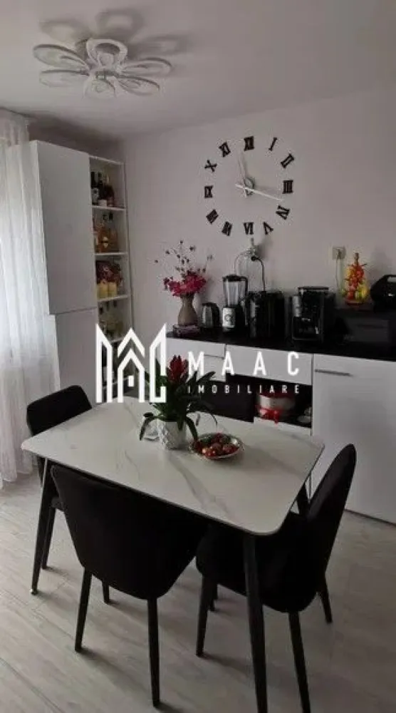 Apartament 3 camere | 2 Balcoane | 51 MPU | Cisnadie - MAAC Imobiliare vă prezintă un apartament spațios cu 3 camere decomandate, situat la etajul 2 din 4, în Cisnădie, într-o zonă liniștită și apreciată, aproape de Penny și complexul Zacharia, cu acces rapid către Sibiu.

Compartimentare:
Living spațios
2 dormitoare
Bucătărie separată
Baie
Hol 
2 balcoane, dintre care unul închis.

Dotări și beneficii:
Apartament decomandat
Centrală termică proprie
Geamuri termopan
Bloc izolat termic
Loc de parcare în fața blocului
Se vinde complet mobilat și utilat, exact ca în poze
Tot mobilierul și electrocasnicele sunt noi și beneficiază de garanție.

Avantaje locație:
Zonă liniștită și bine conectată
Aproape de magazine, farmacii, școli și mijloace de transport

Pentru mai multe informații, specificați ca ați văzut anunțul cu ID: CP3078797