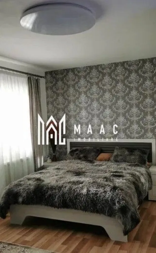 Apartament 3 camere | 2 Balcoane | 51 MPU | Cisnadie - MAAC Imobiliare vă prezintă un apartament spațios cu 3 camere decomandate, situat la etajul 2 din 4, în Cisnădie, într-o zonă liniștită și apreciată, aproape de Penny și complexul Zacharia, cu acces rapid către Sibiu.

Compartimentare:
Living spațios
2 dormitoare
Bucătărie separată
Baie
Hol 
2 balcoane, dintre care unul închis.

Dotări și beneficii:
Apartament decomandat
Centrală termică proprie
Geamuri termopan
Bloc izolat termic
Loc de parcare în fața blocului
Se vinde complet mobilat și utilat, exact ca în poze
Tot mobilierul și electrocasnicele sunt noi și beneficiază de garanție.

Avantaje locație:
Zonă liniștită și bine conectată
Aproape de magazine, farmacii, școli și mijloace de transport

Pentru mai multe informații, specificați ca ați văzut anunțul cu ID: CP3078797
