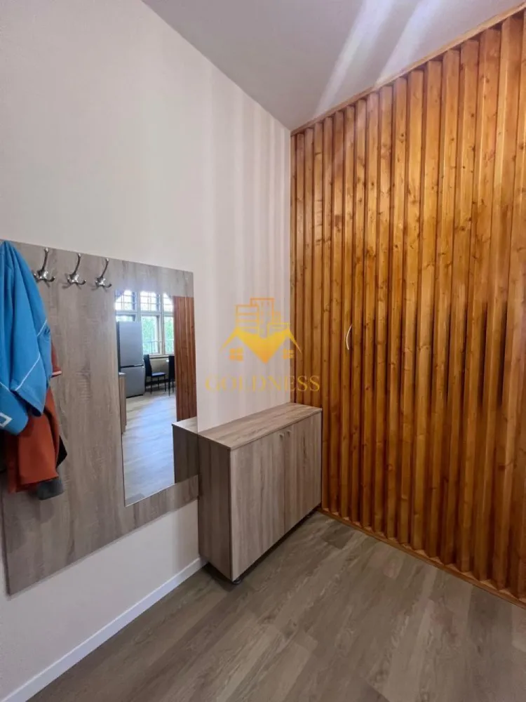 1 camera SemiCentral, Calea Turzii, Nicolae Titulescu, Avram Iancu - GOLDNESS Imobiliare vă propune spre închiriere un apartament cu 1 camere complet mobilat și utilat, la etajul 1 într-un imobil de 2 etaje, SemiCentral.
Dispune de loc de parcare în curtea comuna.
Se află în apropierea stațiilor de transport în comun, magazine, restaurante, spații verzi, farmacii, etc. 

Apartamentul este compartimentat astfel:
 - camera cu pat matrimonial, dressing, noptiere
 - bucătărie complet utilată și mobilată, loc de servit masa 
 - baie cu dus walkin, calorifer port prosop și dulap pentru depozitare.

Imobilul este dotat cu toate cele necesare- centrală proprie, frigider, aragaz, hotă, mașină de spălat haine, etc. 

Dacă sunteți interesați de acest apartament și doriți să îl vizionați, dar și pentru alte oferte nu ezitați să ne contactați telefonic sau prin e-mail. Vă stăm la dispoziție!
Pentru intermediere se percepe un comision de 50% din prețul chiriei!