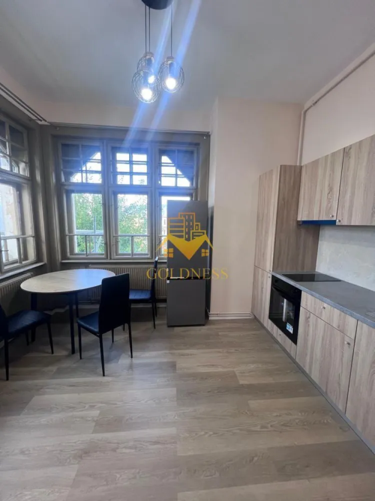 1 camera SemiCentral, Calea Turzii, Nicolae Titulescu, Avram Iancu - GOLDNESS Imobiliare vă propune spre închiriere un apartament cu 1 camere complet mobilat și utilat, la etajul 1 într-un imobil de 2 etaje, SemiCentral.
Dispune de loc de parcare în curtea comuna.
Se află în apropierea stațiilor de transport în comun, magazine, restaurante, spații verzi, farmacii, etc. 

Apartamentul este compartimentat astfel:
 - camera cu pat matrimonial, dressing, noptiere
 - bucătărie complet utilată și mobilată, loc de servit masa 
 - baie cu dus walkin, calorifer port prosop și dulap pentru depozitare.

Imobilul este dotat cu toate cele necesare- centrală proprie, frigider, aragaz, hotă, mașină de spălat haine, etc. 

Dacă sunteți interesați de acest apartament și doriți să îl vizionați, dar și pentru alte oferte nu ezitați să ne contactați telefonic sau prin e-mail. Vă stăm la dispoziție!
Pentru intermediere se percepe un comision de 50% din prețul chiriei!