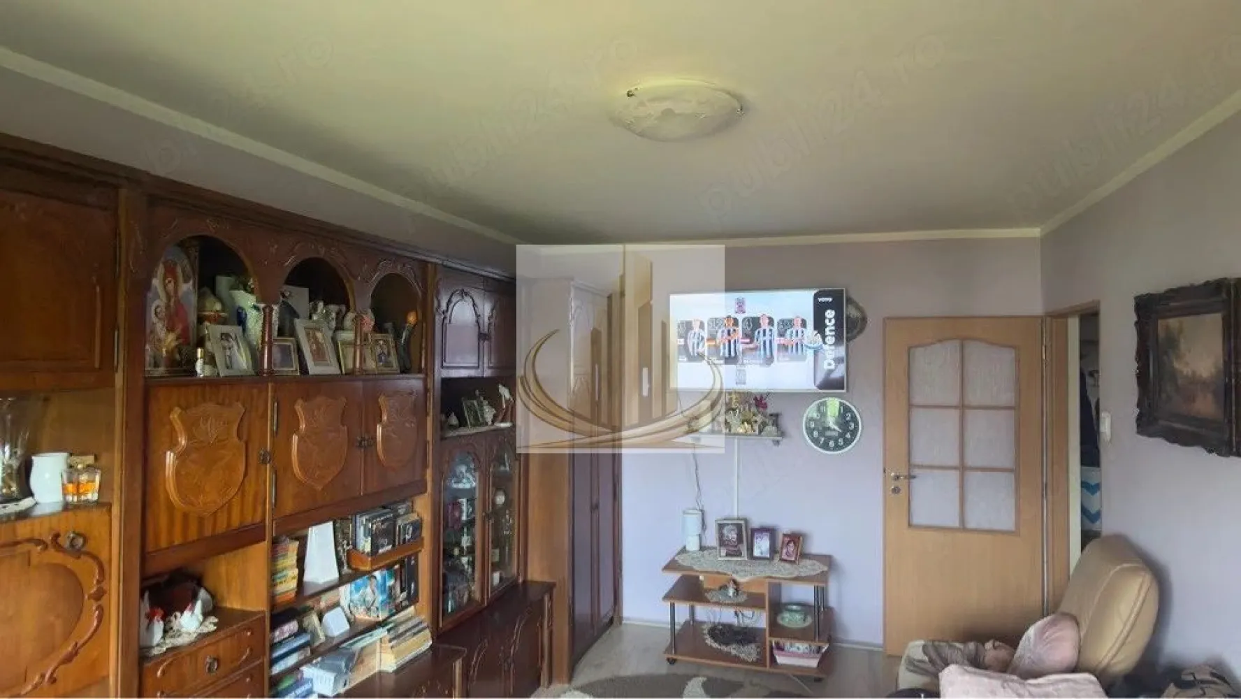 De vanzare Apartament 2 camere Aradului - Vă prezentăm spre vânzare un apartament decomandat cu 2 camere, situat într-una dintre cele mai căutate și aerisite zone din Timișoara – Calea Aradului, pe Strada Felix.

Ideal pentru mutare imediată!
Apartamentul se află într-un bloc solid, construit în anul 1980, și oferă tot confortul necesar unei vieți urbane moderne.

Detalii principale:
Suprafață utilă: 54 mp, excelent compartimentați
Etaj: 4/4
Acoperiș din țiglă – avantaj important pentru protecție termică și hidroizolație superioară
Renovat complet în 2012 și întreținut impecabil
Se vinde complet mobilat și utilat – exact ca în fotografii. Te muți doar cu hainele!

Localizare excelentă:
Aproape de Iulius Town
Acces rapid către Auchan, Selgros, Decathlon și universități
Zonă liniștită, retrasă de la traficul intens
Conexiuni rapide către centrul orașului și autostradă

Preț ușor negociabil!

Pentru mai multe detalii sau programarea unei vizionări, vă stăm cu drag la dispoziție!

ID intern CP3079656
