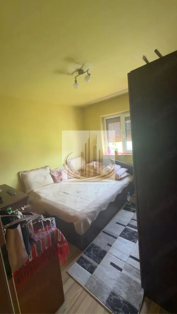 De vanzare Apartament 2 camere Aradului - Vă prezentăm spre vânzare un apartament decomandat cu 2 camere, situat într-una dintre cele mai căutate și aerisite zone din Timișoara – Calea Aradului, pe Strada Felix.

Ideal pentru mutare imediată!
Apartamentul se află într-un bloc solid, construit în anul 1980, și oferă tot confortul necesar unei vieți urbane moderne.

Detalii principale:
Suprafață utilă: 54 mp, excelent compartimentați
Etaj: 4/4
Acoperiș din țiglă – avantaj important pentru protecție termică și hidroizolație superioară
Renovat complet în 2012 și întreținut impecabil
Se vinde complet mobilat și utilat – exact ca în fotografii. Te muți doar cu hainele!

Localizare excelentă:
Aproape de Iulius Town
Acces rapid către Auchan, Selgros, Decathlon și universități
Zonă liniștită, retrasă de la traficul intens
Conexiuni rapide către centrul orașului și autostradă

Preț ușor negociabil!

Pentru mai multe detalii sau programarea unei vizionări, vă stăm cu drag la dispoziție!

ID intern CP3079656