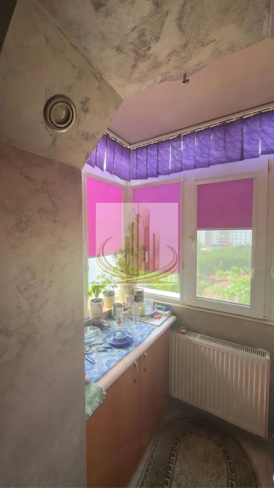 De vanzare Apartament 2 camere Aradului - Vă prezentăm spre vânzare un apartament decomandat cu 2 camere, situat într-una dintre cele mai căutate și aerisite zone din Timișoara – Calea Aradului, pe Strada Felix.

Ideal pentru mutare imediată!
Apartamentul se află într-un bloc solid, construit în anul 1980, și oferă tot confortul necesar unei vieți urbane moderne.

Detalii principale:
Suprafață utilă: 54 mp, excelent compartimentați
Etaj: 4/4
Acoperiș din țiglă – avantaj important pentru protecție termică și hidroizolație superioară
Renovat complet în 2012 și întreținut impecabil
Se vinde complet mobilat și utilat – exact ca în fotografii. Te muți doar cu hainele!

Localizare excelentă:
Aproape de Iulius Town
Acces rapid către Auchan, Selgros, Decathlon și universități
Zonă liniștită, retrasă de la traficul intens
Conexiuni rapide către centrul orașului și autostradă

Preț ușor negociabil!

Pentru mai multe detalii sau programarea unei vizionări, vă stăm cu drag la dispoziție!

ID intern CP3079656