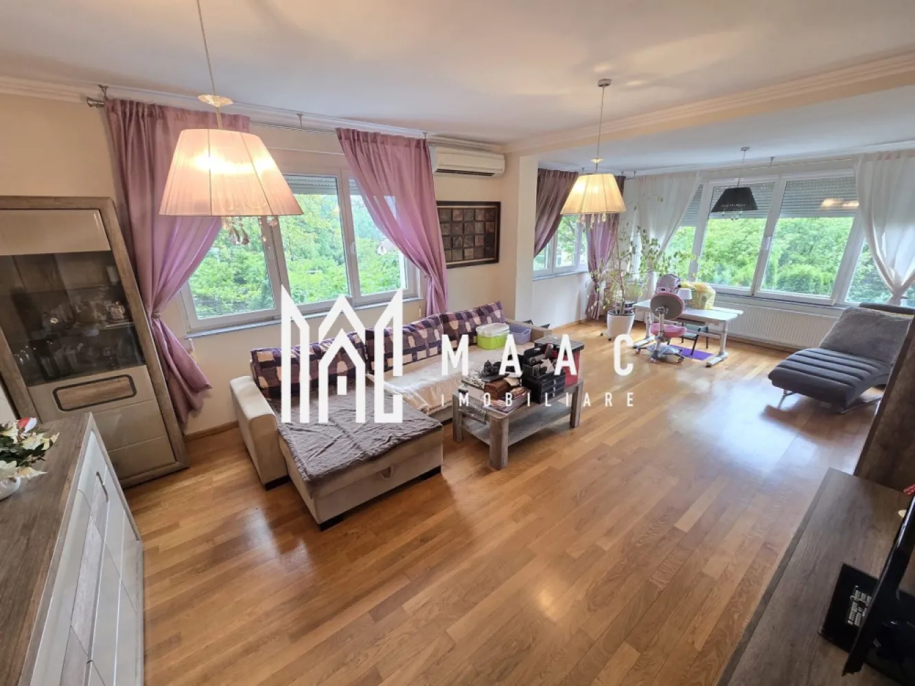 Apartament 2 camere superb cu gradina zona Sub Arini - Agentia imobiliara Maac va propune spre inchiriere un apartament modern cu gradina cu 2 camere decomandate situat in zona Sub Arini Arsenal Park.
 Apartamentul dispune de hol la intrare, baie cu cabina de dus si geam de aerisire , dormitor matrimonial cu iesire pe o terasa superba inchisa in termopan, living spatios , bucatarie cu loc de luat masa , camera depozitare cu acces din bucatarie si o gradina cu zona de relaxare si iaz cu pesti.
Apartamentul se inchiriaza mobilat si utilat .
Pentru mai multe detalii specificati CP3079613 la telefon.