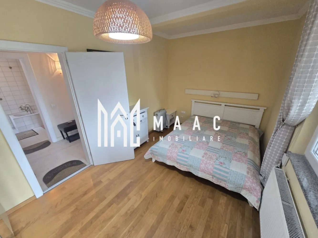 Apartament 2 camere superb cu gradina zona Sub Arini - Agentia imobiliara Maac va propune spre inchiriere un apartament modern cu gradina cu 2 camere decomandate situat in zona Sub Arini Arsenal Park.
 Apartamentul dispune de hol la intrare, baie cu cabina de dus si geam de aerisire , dormitor matrimonial cu iesire pe o terasa superba inchisa in termopan, living spatios , bucatarie cu loc de luat masa , camera depozitare cu acces din bucatarie si o gradina cu zona de relaxare si iaz cu pesti.
Apartamentul se inchiriaza mobilat si utilat .
Pentru mai multe detalii specificati CP3079613 la telefon.