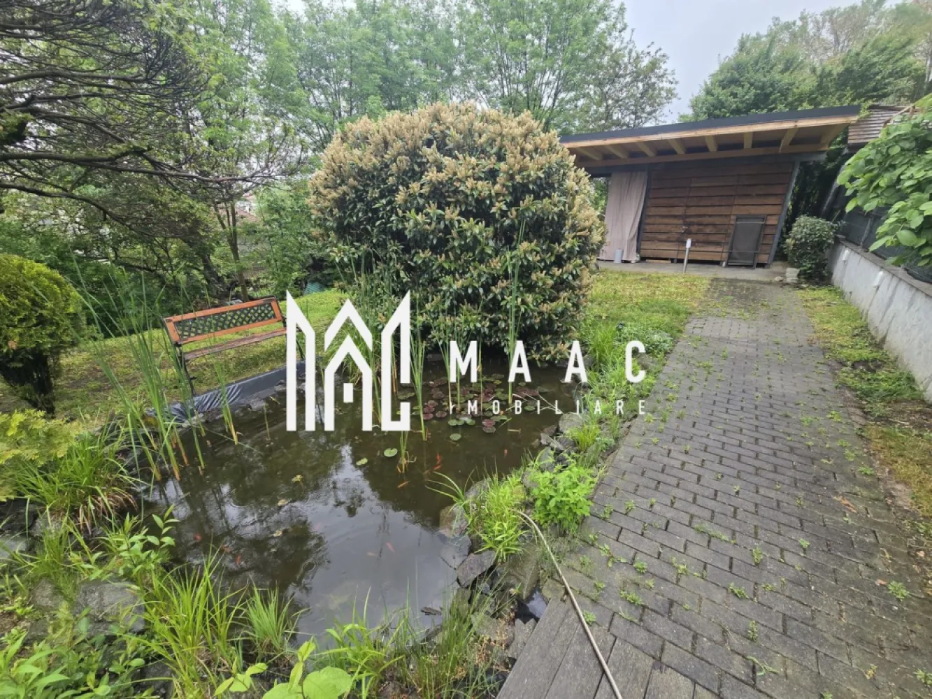 Apartament 2 camere superb cu gradina zona Sub Arini - Agentia imobiliara Maac va propune spre inchiriere un apartament modern cu gradina cu 2 camere decomandate situat in zona Sub Arini Arsenal Park.
 Apartamentul dispune de hol la intrare, baie cu cabina de dus si geam de aerisire , dormitor matrimonial cu iesire pe o terasa superba inchisa in termopan, living spatios , bucatarie cu loc de luat masa , camera depozitare cu acces din bucatarie si o gradina cu zona de relaxare si iaz cu pesti.
Apartamentul se inchiriaza mobilat si utilat .
Pentru mai multe detalii specificati CP3079613 la telefon.