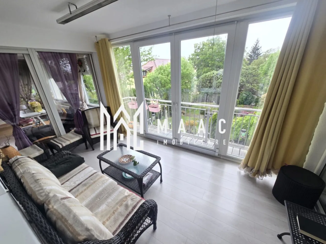 Apartament 2 camere superb cu gradina zona Sub Arini - Agentia imobiliara Maac va propune spre inchiriere un apartament modern cu gradina cu 2 camere decomandate situat in zona Sub Arini Arsenal Park.
 Apartamentul dispune de hol la intrare, baie cu cabina de dus si geam de aerisire , dormitor matrimonial cu iesire pe o terasa superba inchisa in termopan, living spatios , bucatarie cu loc de luat masa , camera depozitare cu acces din bucatarie si o gradina cu zona de relaxare si iaz cu pesti.
Apartamentul se inchiriaza mobilat si utilat .
Pentru mai multe detalii specificati CP3079613 la telefon.