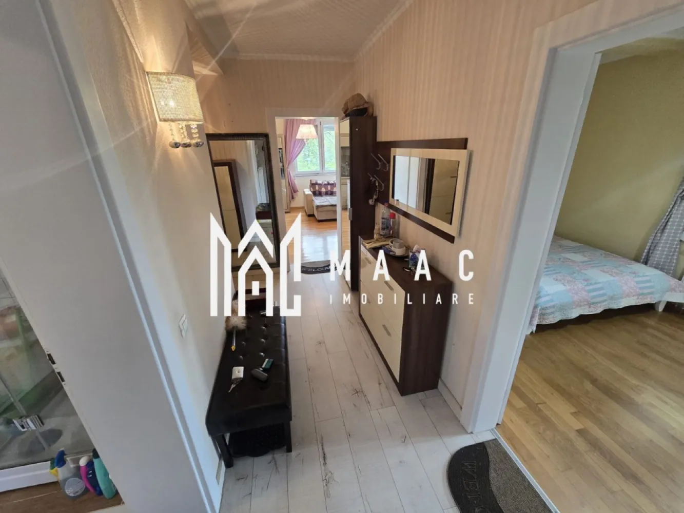Apartament 2 camere superb cu gradina zona Sub Arini - Agentia imobiliara Maac va propune spre inchiriere un apartament modern cu gradina cu 2 camere decomandate situat in zona Sub Arini Arsenal Park.
 Apartamentul dispune de hol la intrare, baie cu cabina de dus si geam de aerisire , dormitor matrimonial cu iesire pe o terasa superba inchisa in termopan, living spatios , bucatarie cu loc de luat masa , camera depozitare cu acces din bucatarie si o gradina cu zona de relaxare si iaz cu pesti.
Apartamentul se inchiriaza mobilat si utilat .
Pentru mai multe detalii specificati CP3079613 la telefon.