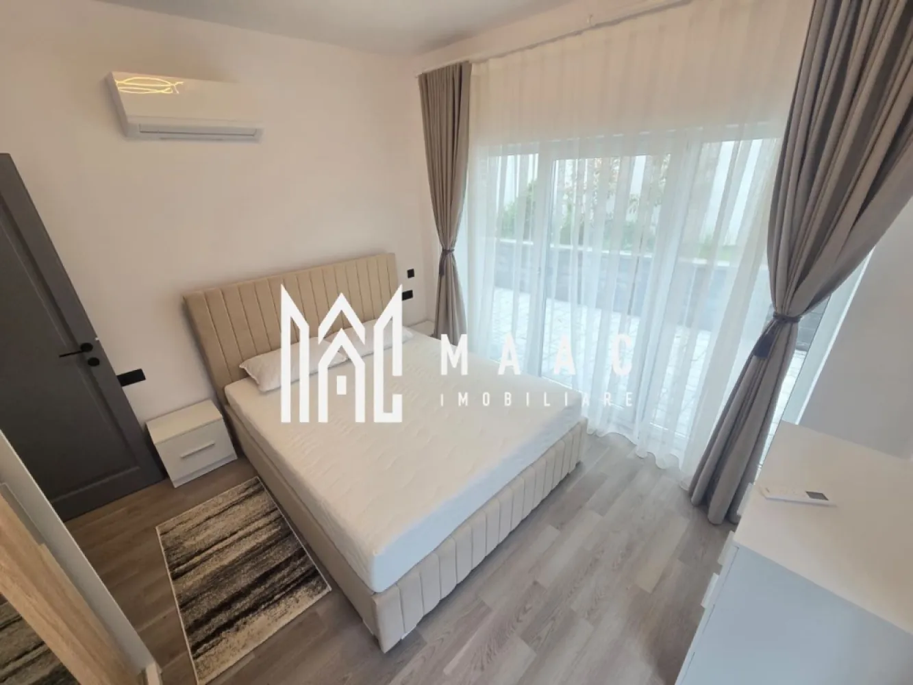 Apartament modern 3 camere gradina 2 locuri parcare Turnisor - PRIMA INCHIRIERE !!!

Agentie imobiliara Maac va propune spre inchiriere un apartament modern situat la parter cu gradina de 100 mp si 2 locuri de parcare situat in zona Turnisor strada Bieltz.

Avantaje:

- mobilat si utilat modern
- incalzire in pardoseala
- iesire in curtea privata din toate incaperile
- 2 locuri de parcare
- aer conditionat in toate incaperile 
- una din camere este mobilata ca si birou
- zona linistita curte cu bariera

Pentru mai multe detalii va rog speficati CP3078938 la telefon .