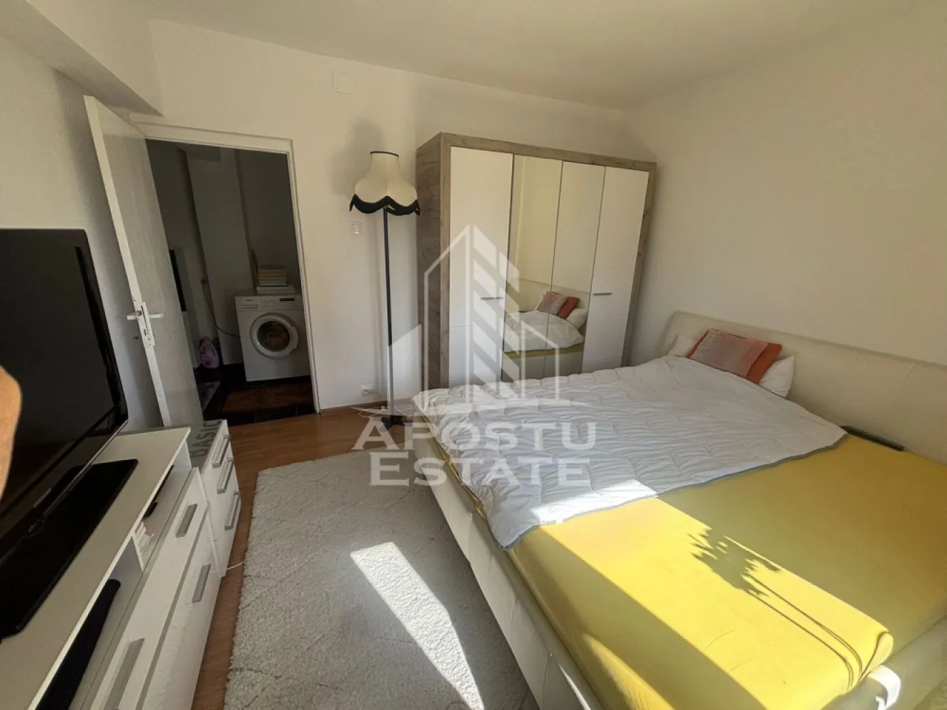 Apartament cu 2 camere ,de inchiriat ,Zona Simion Barnutiu - Timisoara - Agentia imobiliara APOSTU ESTATE va propune spre inchiriere un apartament cu 2 camere, spatios si luminos, situat in zona Simion Barnutiu , o zona linistita si bine pozitionata din Timisoara, potrivit pentru cupluri,familii, sau studenti care isi doresc o locuinta unde sa se simta confortabil si cu acces facil catre scoli, statii de autobuz, supermarketuri , magazine de zona, parcuri.

Suprafata utila: 55 mp
Compartimentare eficienta:
-Hol de acces generos
-Bucatarie complet mobilata si utilata, cu loc de luat masa
-Living luminos si spatios- canapeauna va fi adusa noua in data de 10 iulie cand se eliberează apartamentul 
-Dormitor mobilat si utilat - se va achiziționa un pat nou 
-Baie prevazuta cu cada

Confort si facilitati:
-Incalzirea apartamentului: centrala proprie 
-Apartamentul este complet mobilat si utilat
-Se accepta animale de companie de catre proprietar

Localizare:
-Timis,Timisoara, zona Simion Barnutiu – acces facil spre magazine, supermarketul Lidl, scoli, parcuri si mijloace de transport in comun.

Ideal pentru:
-Familii
-Cupluri
-Studenti

Pret chirie lunara: 420 e 
Programeaza o vizionare pentru a-ti putea imagina viitorul aici!
Disponibilitate din 10 iulie
Se poate închiria și pe doar 2-3-4 luni la prețul de 500 e / lună 
ID intern: CP3064864