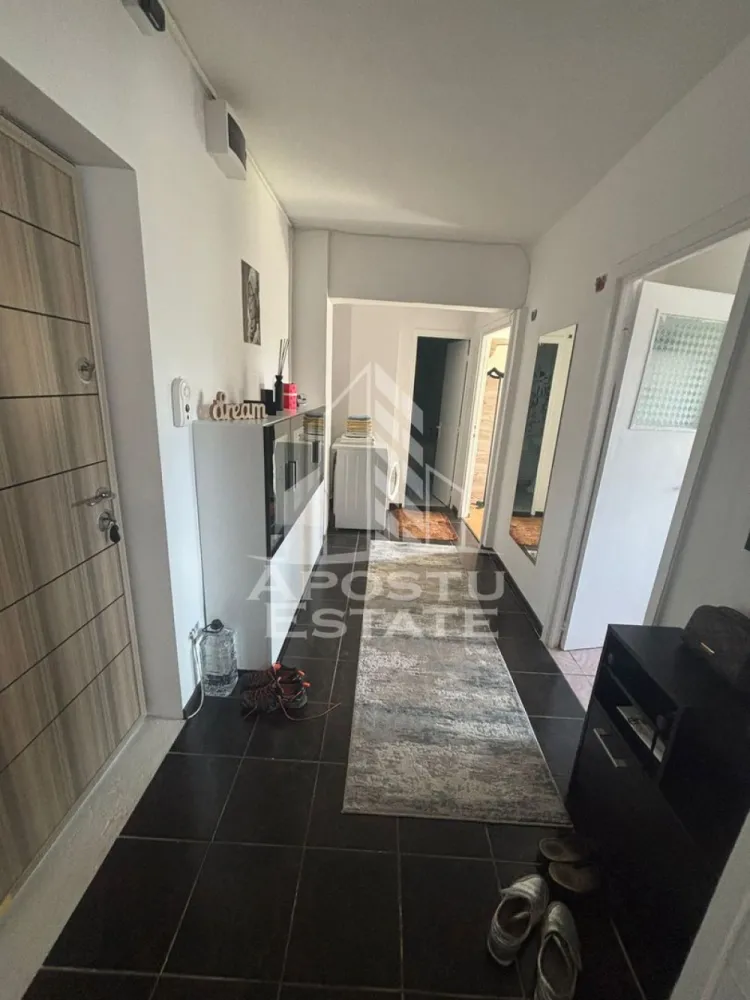 Apartament cu 2 camere ,de inchiriat ,Zona Simion Barnutiu - Timisoara - Agentia imobiliara APOSTU ESTATE va propune spre inchiriere un apartament cu 2 camere, spatios si luminos, situat in zona Simion Barnutiu , o zona linistita si bine pozitionata din Timisoara, potrivit pentru cupluri,familii, sau studenti care isi doresc o locuinta unde sa se simta confortabil si cu acces facil catre scoli, statii de autobuz, supermarketuri , magazine de zona, parcuri.

Suprafata utila: 55 mp
Compartimentare eficienta:
-Hol de acces generos
-Bucatarie complet mobilata si utilata, cu loc de luat masa
-Living luminos si spatios- canapeauna va fi adusa noua in data de 10 iulie cand se eliberează apartamentul 
-Dormitor mobilat si utilat - se va achiziționa un pat nou 
-Baie prevazuta cu cada

Confort si facilitati:
-Incalzirea apartamentului: centrala proprie 
-Apartamentul este complet mobilat si utilat
-Se accepta animale de companie de catre proprietar

Localizare:
-Timis,Timisoara, zona Simion Barnutiu – acces facil spre magazine, supermarketul Lidl, scoli, parcuri si mijloace de transport in comun.

Ideal pentru:
-Familii
-Cupluri
-Studenti

Pret chirie lunara: 420 e 
Programeaza o vizionare pentru a-ti putea imagina viitorul aici!
Disponibilitate din 10 iulie
Se poate închiria și pe doar 2-3-4 luni la prețul de 500 e / lună 
ID intern: CP3064864