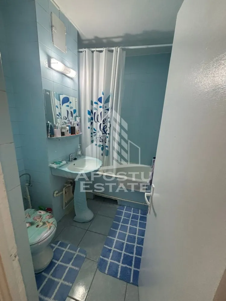 Apartament cu 2 camere ,de inchiriat ,Zona Simion Barnutiu - Timisoara - Agentia imobiliara APOSTU ESTATE va propune spre inchiriere un apartament cu 2 camere, spatios si luminos, situat in zona Simion Barnutiu , o zona linistita si bine pozitionata din Timisoara, potrivit pentru cupluri,familii, sau studenti care isi doresc o locuinta unde sa se simta confortabil si cu acces facil catre scoli, statii de autobuz, supermarketuri , magazine de zona, parcuri.

Suprafata utila: 55 mp
Compartimentare eficienta:
-Hol de acces generos
-Bucatarie complet mobilata si utilata, cu loc de luat masa
-Living luminos si spatios- canapeauna va fi adusa noua in data de 10 iulie cand se eliberează apartamentul 
-Dormitor mobilat si utilat - se va achiziționa un pat nou 
-Baie prevazuta cu cada

Confort si facilitati:
-Incalzirea apartamentului: centrala proprie 
-Apartamentul este complet mobilat si utilat
-Se accepta animale de companie de catre proprietar

Localizare:
-Timis,Timisoara, zona Simion Barnutiu – acces facil spre magazine, supermarketul Lidl, scoli, parcuri si mijloace de transport in comun.

Ideal pentru:
-Familii
-Cupluri
-Studenti

Pret chirie lunara: 420 e 
Programeaza o vizionare pentru a-ti putea imagina viitorul aici!
Disponibilitate din 10 iulie
Se poate închiria și pe doar 2-3-4 luni la prețul de 500 e / lună 
ID intern: CP3064864