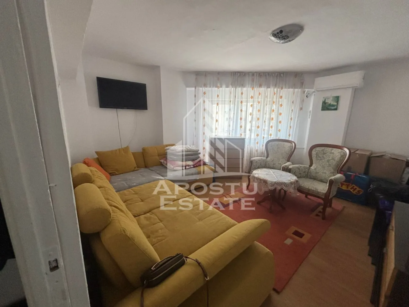 Apartament cu 2 camere ,de inchiriat ,Zona Simion Barnutiu - Timisoara - Agentia imobiliara APOSTU ESTATE va propune spre inchiriere un apartament cu 2 camere, spatios si luminos, situat in zona Simion Barnutiu , o zona linistita si bine pozitionata din Timisoara, potrivit pentru cupluri,familii, sau studenti care isi doresc o locuinta unde sa se simta confortabil si cu acces facil catre scoli, statii de autobuz, supermarketuri , magazine de zona, parcuri.

Suprafata utila: 55 mp
Compartimentare eficienta:
-Hol de acces generos
-Bucatarie complet mobilata si utilata, cu loc de luat masa
-Living luminos si spatios- canapeauna va fi adusa noua in data de 10 iulie cand se eliberează apartamentul 
-Dormitor mobilat si utilat - se va achiziționa un pat nou 
-Baie prevazuta cu cada

Confort si facilitati:
-Incalzirea apartamentului: centrala proprie 
-Apartamentul este complet mobilat si utilat
-Se accepta animale de companie de catre proprietar

Localizare:
-Timis,Timisoara, zona Simion Barnutiu – acces facil spre magazine, supermarketul Lidl, scoli, parcuri si mijloace de transport in comun.

Ideal pentru:
-Familii
-Cupluri
-Studenti

Pret chirie lunara: 420 e 
Programeaza o vizionare pentru a-ti putea imagina viitorul aici!
Disponibilitate din 10 iulie
Se poate închiria și pe doar 2-3-4 luni la prețul de 500 e / lună 
ID intern: CP3064864