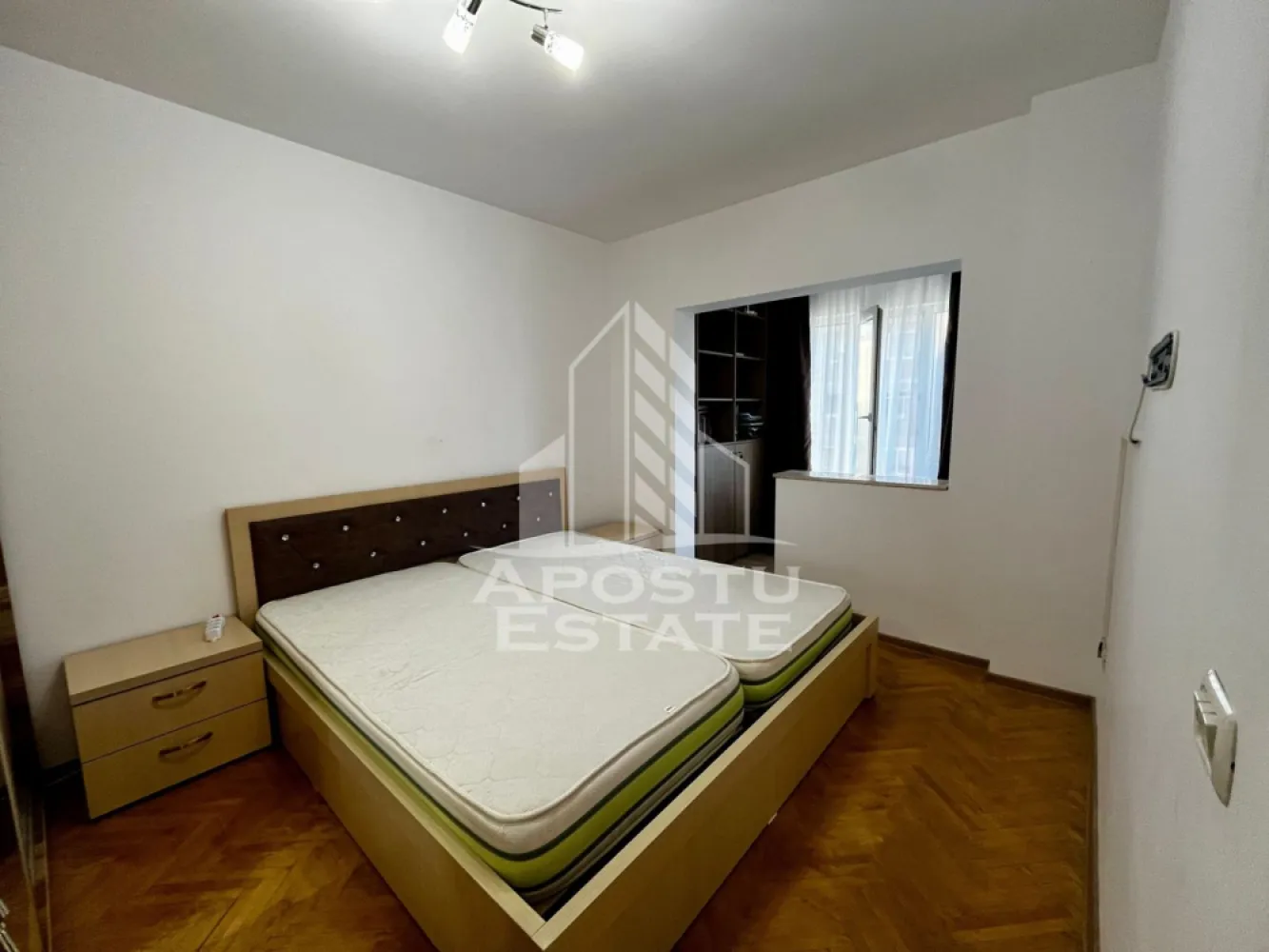 Apartament 3 camere de vanzare, etaj 2, zona Lipovei, Timisoara - APOSTU ESTATE va ofera spre vanzare un apartament cu 3 camere, decomandat, situat la etaj intermediar, etajul 2, al unui imobil construit in anul 1984, in zona de Nord a oraşului Timisoara, judetul Timis. Zona Lipovei, zona foarte bine cotata si apreciata pentru accesibilitate si facilitati.
Se strang fonduri pentru anvelopare exterioara si avem 2 apartamente pe etaj. Apartamentul a fost complet renovat in 2019.
Apartamentul detine boxa de depozitare foarte spatioasa.
Distante: 5 min cu masina fata de Iulius Town, 2 min cu masina fata de complexul comercial Bega Lipovei, Scoala Gimnaziala nr. 7 "Sf. Maria" la 3min cu masina, scoala Wendy la 15 min de mers pe jos, Centrul orasului la 13 min cu masina.
Locuinta are o suprafata utila de 66,1mp, la care se adauga 2 balcoane inchise in termopan de 7,4mpu.Apartamentul se vinde complet mobilat si utilat, fiind pregatit pentru mutare imediata sau pentru inchiriere.
Compartimentarea este eficienta si functionala, avem vedere pe doua parti, hol de acces generos, living spatios, dormitor principal cu zona de birou integrata ,al doilea dormitor cu logie transformata in birou (ideal pentru work-from-home) 2 bai: una cu cada, una de serviciu, logie,2 balcoane inchise ,camara.
Dotari
- centrala termica Ariston 
- aer conditionat Samsung 
- bucatarie complet utilata: cuptor, plita, hota - Electrolux 
- frigider Samsung 
- uscator de rufe Beko
- masina de spalat Beko
- boxa la subsol (~12mp)
Finisajele sunt de inalta calitate, iar apartamentul are un aspect modern si cochet, mobila pe comanda.Confortul termic este asigurat prin centrala proprie pe gaz si calorifere. De asemenea, proprietatea beneficiaza de aer conditionat, iar costurile de intretinere sunt reduse.
Apartamentul reprezinta o alegere excelenta atat pentru locuinta proprie, cat si pentru investitie, datorita amplasarii, compartimentarii si dotarilor.
Agentia imobiliara Apostu Estate va ofera consultanta bancara gratuita prin intermediul colaboratorilor nostri pentru alegerea celui mai potrivit tip de credit, astfel incat tu sa devi noul proprietar al acestui apartament.
Va asteptam cu drag la o vizionare!
Id Intern: CP3064836