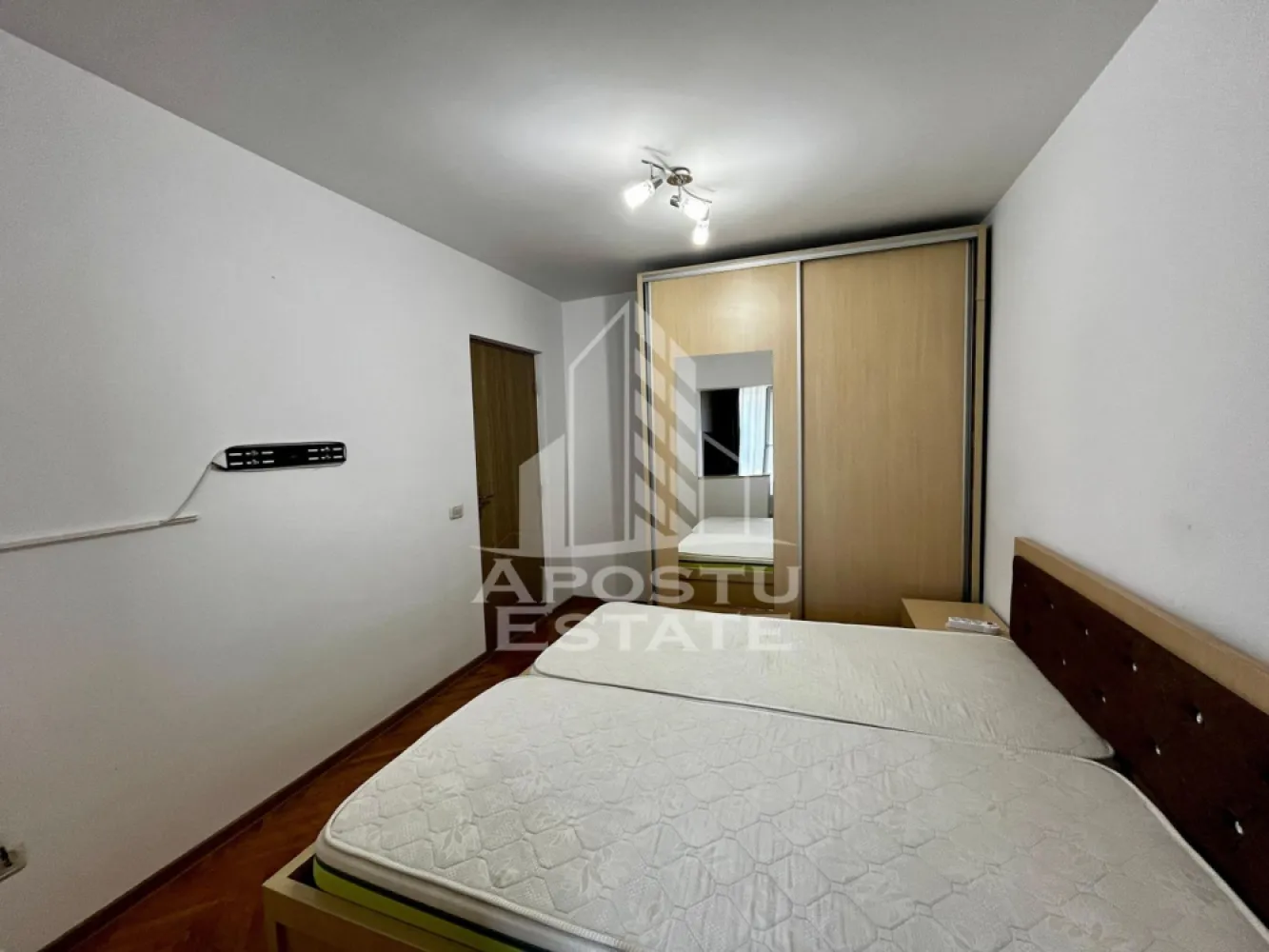 Apartament 3 camere de vanzare, etaj 2, zona Lipovei, Timisoara - APOSTU ESTATE va ofera spre vanzare un apartament cu 3 camere, decomandat, situat la etaj intermediar, etajul 2, al unui imobil construit in anul 1984, in zona de Nord a oraşului Timisoara, judetul Timis. Zona Lipovei, zona foarte bine cotata si apreciata pentru accesibilitate si facilitati.
Se strang fonduri pentru anvelopare exterioara si avem 2 apartamente pe etaj. Apartamentul a fost complet renovat in 2019.
Apartamentul detine boxa de depozitare foarte spatioasa.
Distante: 5 min cu masina fata de Iulius Town, 2 min cu masina fata de complexul comercial Bega Lipovei, Scoala Gimnaziala nr. 7 "Sf. Maria" la 3min cu masina, scoala Wendy la 15 min de mers pe jos, Centrul orasului la 13 min cu masina.
Locuinta are o suprafata utila de 66,1mp, la care se adauga 2 balcoane inchise in termopan de 7,4mpu.Apartamentul se vinde complet mobilat si utilat, fiind pregatit pentru mutare imediata sau pentru inchiriere.
Compartimentarea este eficienta si functionala, avem vedere pe doua parti, hol de acces generos, living spatios, dormitor principal cu zona de birou integrata ,al doilea dormitor cu logie transformata in birou (ideal pentru work-from-home) 2 bai: una cu cada, una de serviciu, logie,2 balcoane inchise ,camara.
Dotari
- centrala termica Ariston 
- aer conditionat Samsung 
- bucatarie complet utilata: cuptor, plita, hota - Electrolux 
- frigider Samsung 
- uscator de rufe Beko
- masina de spalat Beko
- boxa la subsol (~12mp)
Finisajele sunt de inalta calitate, iar apartamentul are un aspect modern si cochet, mobila pe comanda.Confortul termic este asigurat prin centrala proprie pe gaz si calorifere. De asemenea, proprietatea beneficiaza de aer conditionat, iar costurile de intretinere sunt reduse.
Apartamentul reprezinta o alegere excelenta atat pentru locuinta proprie, cat si pentru investitie, datorita amplasarii, compartimentarii si dotarilor.
Agentia imobiliara Apostu Estate va ofera consultanta bancara gratuita prin intermediul colaboratorilor nostri pentru alegerea celui mai potrivit tip de credit, astfel incat tu sa devi noul proprietar al acestui apartament.
Va asteptam cu drag la o vizionare!
Id Intern: CP3064836