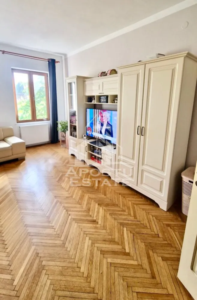 Apartament cu 2 camere si curte de inchiriat, zona Iosefin, Timisoara - Agentia imobiliara APOSTU ESTATE va propune spre inchiriere o casa cu 2 camere si curte comuna intr-o cladire istorica, foarte bine intretinuta, spatioasa si luminoasa, situata in zona Iosefin, o zona linistita si bine pozitionata din Timisoara, potrivit pentru o familie, un cuplu, studenti sau o persoana muncitoare si serioasa care isi doreste o locuinta unde sa se simta confortabil si cu acces facil spre scoli, statii de autobuz, supermarketuri , magazine de zona, parcuri.

Suprafata utila: 70 mp + curte comuna

Compartimentare eficienta:
-Hol de acces spre camere
-Bucatarie complet mobilata si utilata de catre proprietar
-Dormitor mobilat si utilat
-Baie prevazuta cu cada

Confort si facilitati:
-Incalzirea apartamentului: centrala proprie
-Apartamentul este complet mobilat si utilat
-Se accepta animale de companie ( pisica)

Vecinatati si puncte de interes:
- Magazine la 5-7 minute de mers pe jos
- Farmacie non-stop la 5 minute de mers pe jos
- Statie de tramvai la aproximativ 3-5 minute de mers pe jos
- Piata Maria la 5-7 minute de mers pe jos

Ideal pentru:
-Cupluri
- Familie
-Studenti
-Persoana singura si serioasa

Disponibilitate: 1 IUNIE
Pret chirie lunara: 400 EURO
Programeaza o vizionare pentru a-ti putea imagina viitorul aici!
ID intern: CP3064830