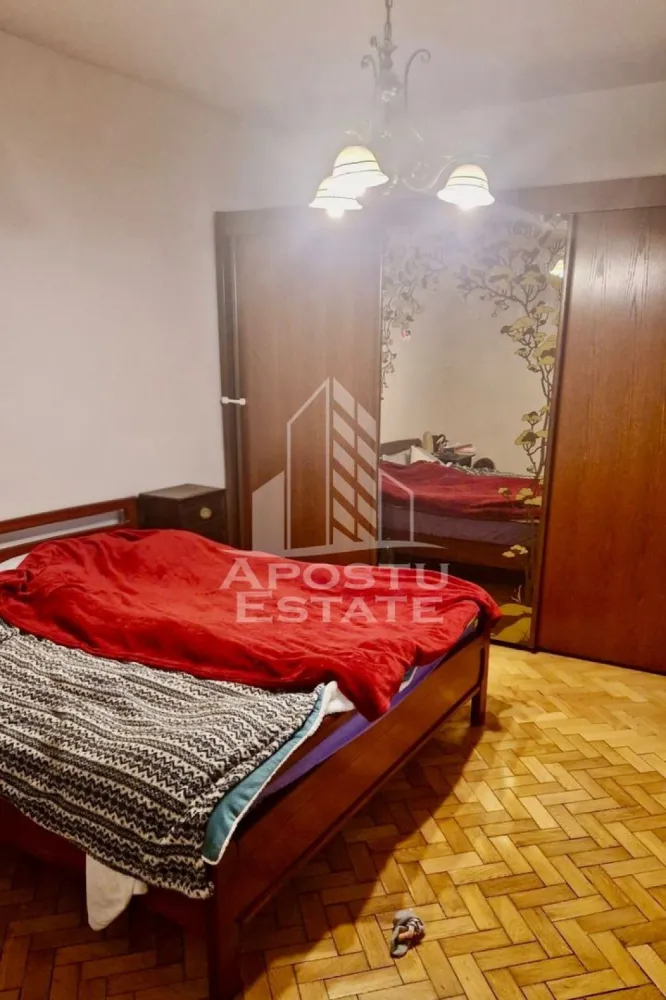 Apartament cu 2 camere si curte de inchiriat, zona Iosefin, Timisoara - Agentia imobiliara APOSTU ESTATE va propune spre inchiriere o casa cu 2 camere si curte comuna intr-o cladire istorica, foarte bine intretinuta, spatioasa si luminoasa, situata in zona Iosefin, o zona linistita si bine pozitionata din Timisoara, potrivit pentru o familie, un cuplu, studenti sau o persoana muncitoare si serioasa care isi doreste o locuinta unde sa se simta confortabil si cu acces facil spre scoli, statii de autobuz, supermarketuri , magazine de zona, parcuri.

Suprafata utila: 70 mp + curte comuna

Compartimentare eficienta:
-Hol de acces spre camere
-Bucatarie complet mobilata si utilata de catre proprietar
-Dormitor mobilat si utilat
-Baie prevazuta cu cada

Confort si facilitati:
-Incalzirea apartamentului: centrala proprie
-Apartamentul este complet mobilat si utilat
-Se accepta animale de companie ( pisica)

Vecinatati si puncte de interes:
- Magazine la 5-7 minute de mers pe jos
- Farmacie non-stop la 5 minute de mers pe jos
- Statie de tramvai la aproximativ 3-5 minute de mers pe jos
- Piata Maria la 5-7 minute de mers pe jos

Ideal pentru:
-Cupluri
- Familie
-Studenti
-Persoana singura si serioasa

Disponibilitate: 1 IUNIE
Pret chirie lunara: 400 EURO
Programeaza o vizionare pentru a-ti putea imagina viitorul aici!
ID intern: CP3064830