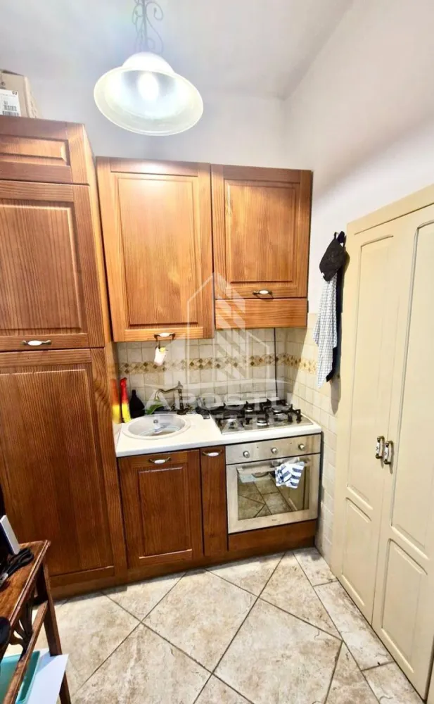 Apartament cu 2 camere si curte de inchiriat, zona Iosefin, Timisoara - Agentia imobiliara APOSTU ESTATE va propune spre inchiriere o casa cu 2 camere si curte comuna intr-o cladire istorica, foarte bine intretinuta, spatioasa si luminoasa, situata in zona Iosefin, o zona linistita si bine pozitionata din Timisoara, potrivit pentru o familie, un cuplu, studenti sau o persoana muncitoare si serioasa care isi doreste o locuinta unde sa se simta confortabil si cu acces facil spre scoli, statii de autobuz, supermarketuri , magazine de zona, parcuri.

Suprafata utila: 70 mp + curte comuna

Compartimentare eficienta:
-Hol de acces spre camere
-Bucatarie complet mobilata si utilata de catre proprietar
-Dormitor mobilat si utilat
-Baie prevazuta cu cada

Confort si facilitati:
-Incalzirea apartamentului: centrala proprie
-Apartamentul este complet mobilat si utilat
-Se accepta animale de companie ( pisica)

Vecinatati si puncte de interes:
- Magazine la 5-7 minute de mers pe jos
- Farmacie non-stop la 5 minute de mers pe jos
- Statie de tramvai la aproximativ 3-5 minute de mers pe jos
- Piata Maria la 5-7 minute de mers pe jos

Ideal pentru:
-Cupluri
- Familie
-Studenti
-Persoana singura si serioasa

Disponibilitate: 1 IUNIE
Pret chirie lunara: 400 EURO
Programeaza o vizionare pentru a-ti putea imagina viitorul aici!
ID intern: CP3064830