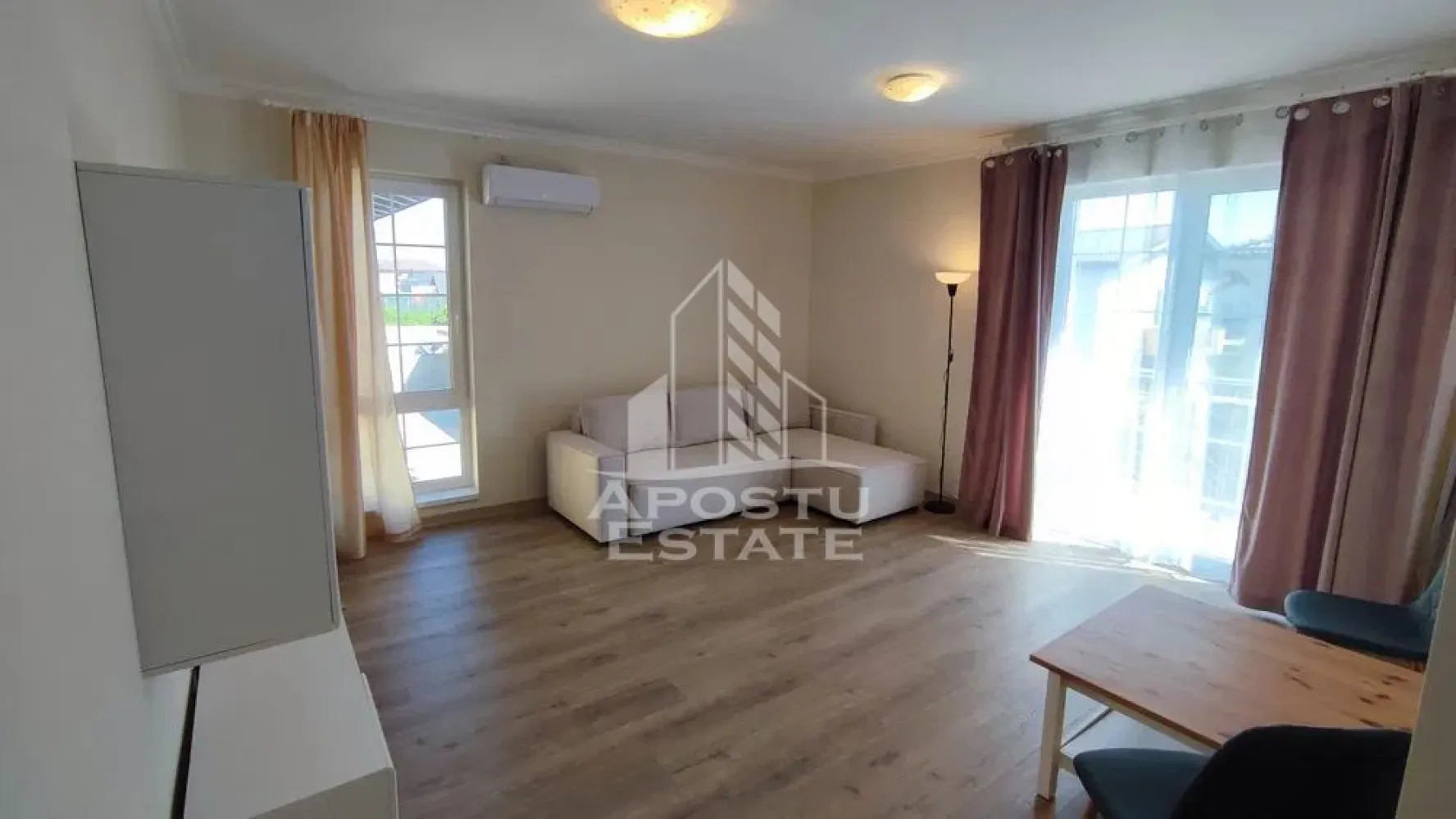 Apartament cu 2 camere, judetul Timis, Giroc, Centrala Proprie - Agentia imobiliara APOSTU ESTATE va propune spre inchiriere un apartament cu 2 camere, situat in judetul Timis, Giroc, o zona linistita si bine pozitionata pentru cupluri sau familii care isi doresc o locuinta unde sa se simta confortabil si cu acces facil catre scoli, supermarketuri , magazine de zona.

Suprafata utila: 53 mp

Compartimentare eficienta:

-Hol de acces.
-Living room luminos.
-Bucatarie inchisa.
-Baie cu cabina de dus.
-Dormitor matrimonial.

Confort si facilitati:

-Incalzirea apartamentului: Incalzirea este realizata prin pardoseala, centrala proprie.

-Nu se accepta animale de companie de catre proprietar.

Localizare:

-Timis, Giroc, acces facil - Lidl, Pepco, Penny Giroc.

Ideal pentru:

-Cupluri.

-Persoane singure.

-Familii.

Disponibilitate: Imediata.

Pret chirie lunara: 470 euro, negociabil.

Programeaza o vizionare pentru a-ti putea imagina viitorul aici!

ID Intern : CP3064817