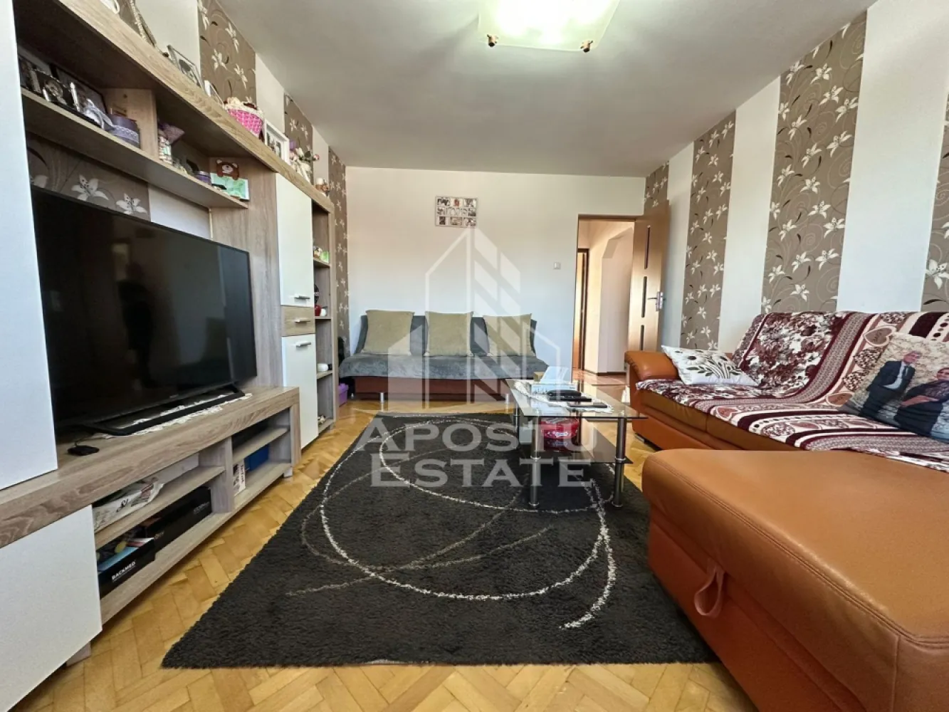 Apartament 2 camere de vanzare , centrala, zona Girocului, Timisoara - Agentia imobiliara APOSTU ESTATE va propune spre vanzare un apartament cu 2 camere, decomandat, mobilat si utilat, localizat in judetul Timis, Timisoara, zona Girocului.
Apartamentul este situat la etajul 4 si are o suprafata de 53 mp.
Compartimentare:
- Hol de acces
- Bucatarie
- Living
- Dormitor
- Baie cu geam
- Balcon inchis
Confortul termic este realizat prin intermediul centralei proprii pe gaz.
Zona foarte linistita cu numeroase facilitati si puncte de interes precum: acces rapid si usor la mijloacele de transport in comun, parcare amenajata langa bloc, magazine si supermarket-uri in apropiere, farmacii, institutii de invatamant, Scoala Gimnaziala nr. 25, restaurante, baruri, cafenele si multe altele.
Agentia imobiliara Apostu Estate va ofera consultanta bancara gratuita prin intermediul colaboratorilor nostri pentru alegerea celui mai potrivit tip de credit, astfel incat tu sa devi noul proprietar al acestui apartament.
Va asteptam cu drag la o vizionare chiar si astazi!
ID intern: CP3064804.
