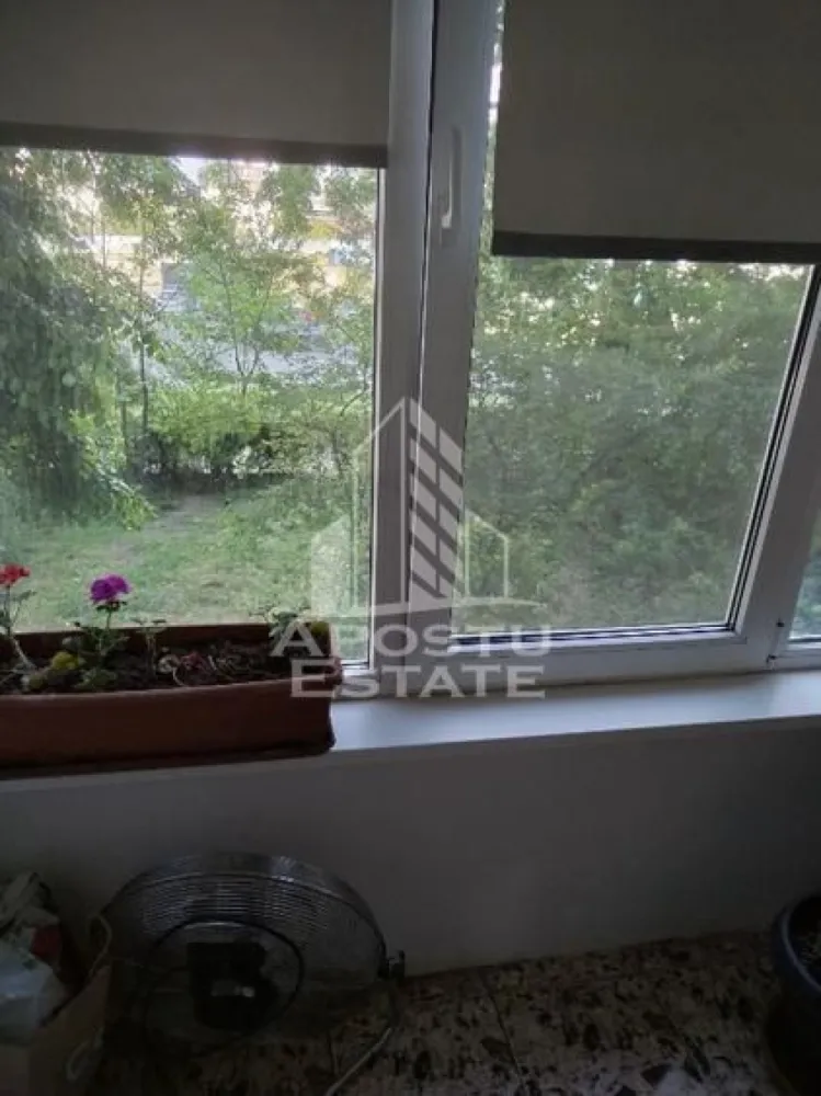 Apartament 1 camera de vanzare, zona Circumvalatiunii, Timisoara - Agentia imobiliara APOSTU ESTATE va propune spre vanzare un apartament cu 1 camera, situat la etajul 1/10, in zona Circumvalatiunii/ Gheorghe Lazar din Timisoara, judetul Timis.
Apartamentul este amplasat la etajul 1/10 al unui imobil construit intre 1975 si are o suprafata utila de 32 mp, blocul este dotat cu lift si camera de supraveghere pe fiecare etaj.
Confortul termic se realizeaza prin reteaua orasului Colterm.
Apartamentul este compartimentat astfel:
-hol de acces
-bucatarie inchisa
-camera cu iesire spre balcon inchis
-baie cu cada 
Proprietatea se vinde cum se vede in poze, necesita renovare si este o varianta ideala pentru familii, cuplu sau investitie, se poate percepe o chirie de 250-300e lunar.
Vecinatati: Complex Bega ( Pepco, Mega Image, Gyn One 5) la 2 min de mers pe jos , mijloace de transport in comun,magazine,banci,farmacii la 5 min de mers pe jos, Iulius Mall la 5 min cu masina, Piata Unirii la 5 min cu masina, Kaufland Gh.Lazar la 6min de mers pe jos.
Agentia imobiliara Apostu Estate va ofera consultanta bancara gratuita prin intermediul colaboratorilor nostri pentru alegerea celui mai potrivit tip de credit, astfel incat tu sa devi noul proprietar al acestui apartament.
Va asteptam cu drag la o vizionare!
Id Intern: CP3064776
