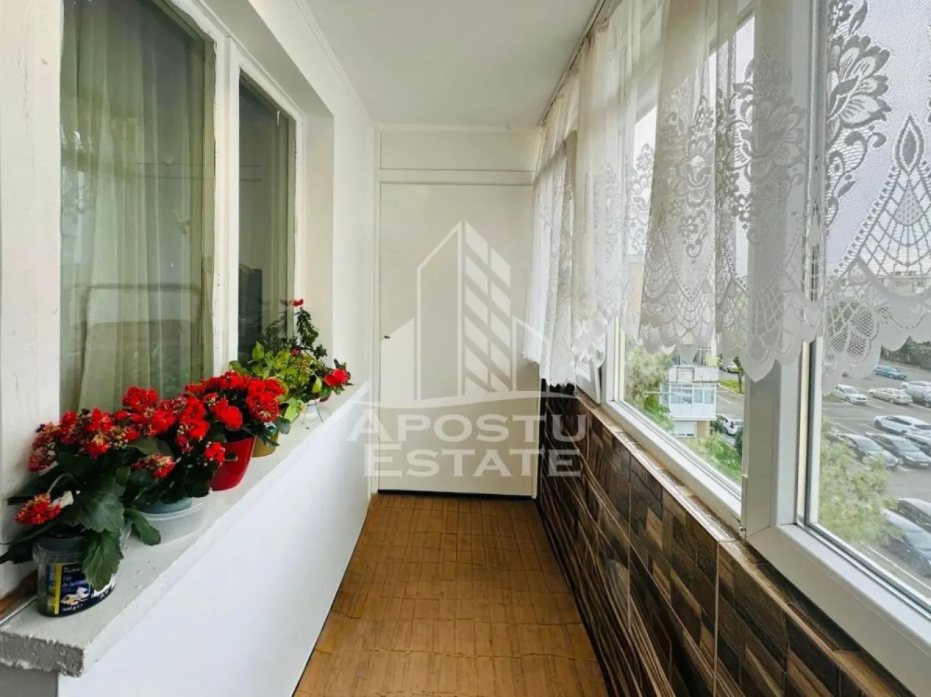 Apartament 3 camere zona Alfa - APOSTU ESTATE va propune spre vanzare un apartament cu 3 camere in zona Alfa, situat la etajul 4 din 4, ideal pentru o familie sau pentru investitie. Locuinta are o suprafata utila de 64.83 mp (fara balcoane) si se vinde partial mobilata si utilata, oferind un bun echilibru intre confort si posibilitatea de personalizare.

Apartamentul dispune de dotari precum centrala termica proprie, aer conditionat, geamuri termopan si usi interioare din lemn, asigurand un nivel ridicat de confort pe tot parcursul anului.

Compartimentarea este practica si bine gandita: 3 camere, 2 bai, 1 bucatarie si 2 balcoane, oferind suficient spatiu pentru locuit si relaxare.

Imobilul este amplasat intr-o zona linistita, ideala pentru familii, iar in fata blocului se afla un parc pentru copii, perfect pentru petrecerea timpului liber in aer liber.

Pentru mai multe detalii sau pentru programarea unei vizionari, echipa Apostu Estate va sta cu profesionalism si promptitudine la dispozitie dumneavoastra.
CP3064522