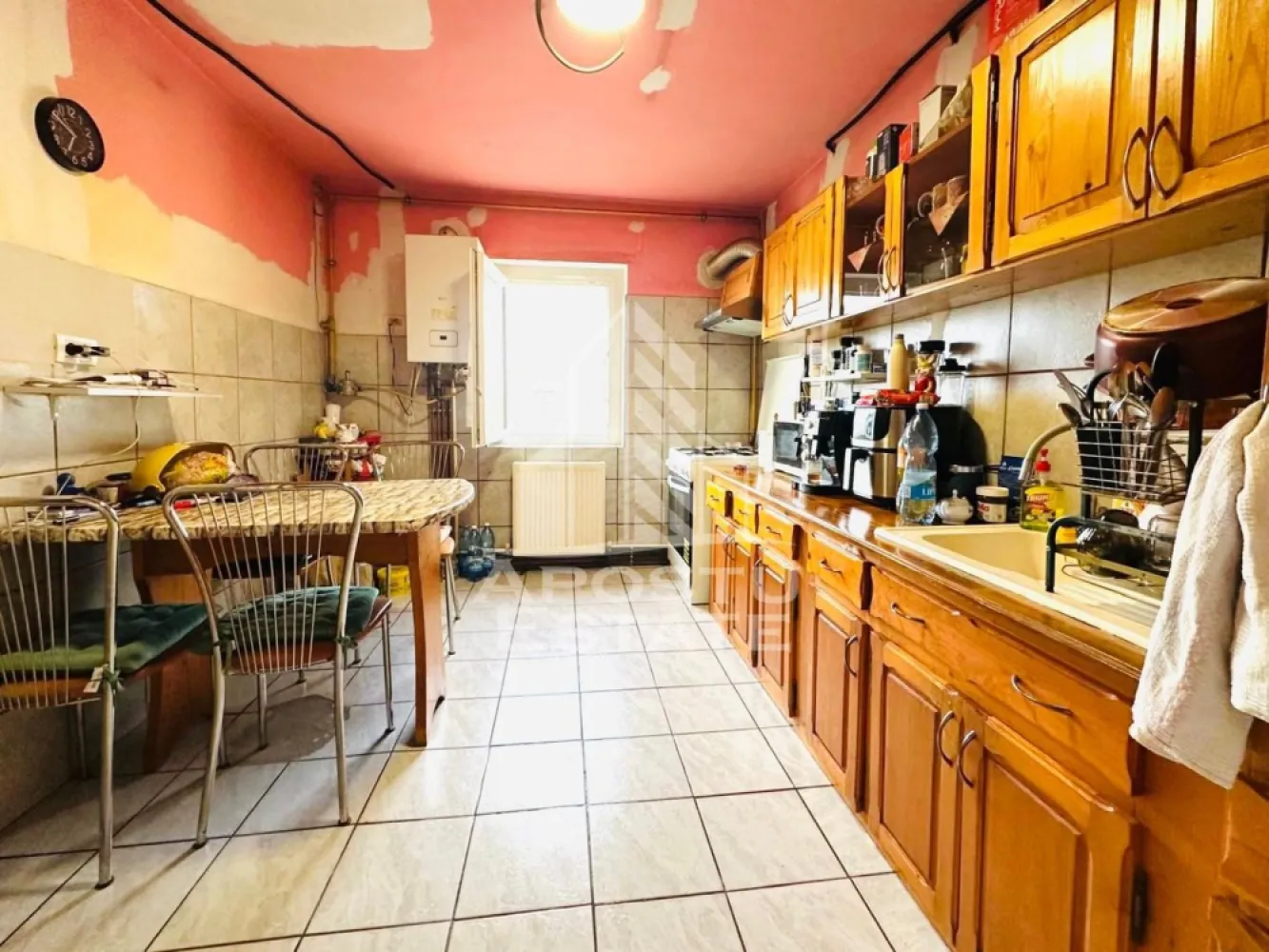 Apartament 3 camere zona Alfa - APOSTU ESTATE va propune spre vanzare un apartament cu 3 camere in zona Alfa, situat la etajul 4 din 4, ideal pentru o familie sau pentru investitie. Locuinta are o suprafata utila de 64.83 mp (fara balcoane) si se vinde partial mobilata si utilata, oferind un bun echilibru intre confort si posibilitatea de personalizare.

Apartamentul dispune de dotari precum centrala termica proprie, aer conditionat, geamuri termopan si usi interioare din lemn, asigurand un nivel ridicat de confort pe tot parcursul anului.

Compartimentarea este practica si bine gandita: 3 camere, 2 bai, 1 bucatarie si 2 balcoane, oferind suficient spatiu pentru locuit si relaxare.

Imobilul este amplasat intr-o zona linistita, ideala pentru familii, iar in fata blocului se afla un parc pentru copii, perfect pentru petrecerea timpului liber in aer liber.

Pentru mai multe detalii sau pentru programarea unei vizionari, echipa Apostu Estate va sta cu profesionalism si promptitudine la dispozitie dumneavoastra.
CP3064522