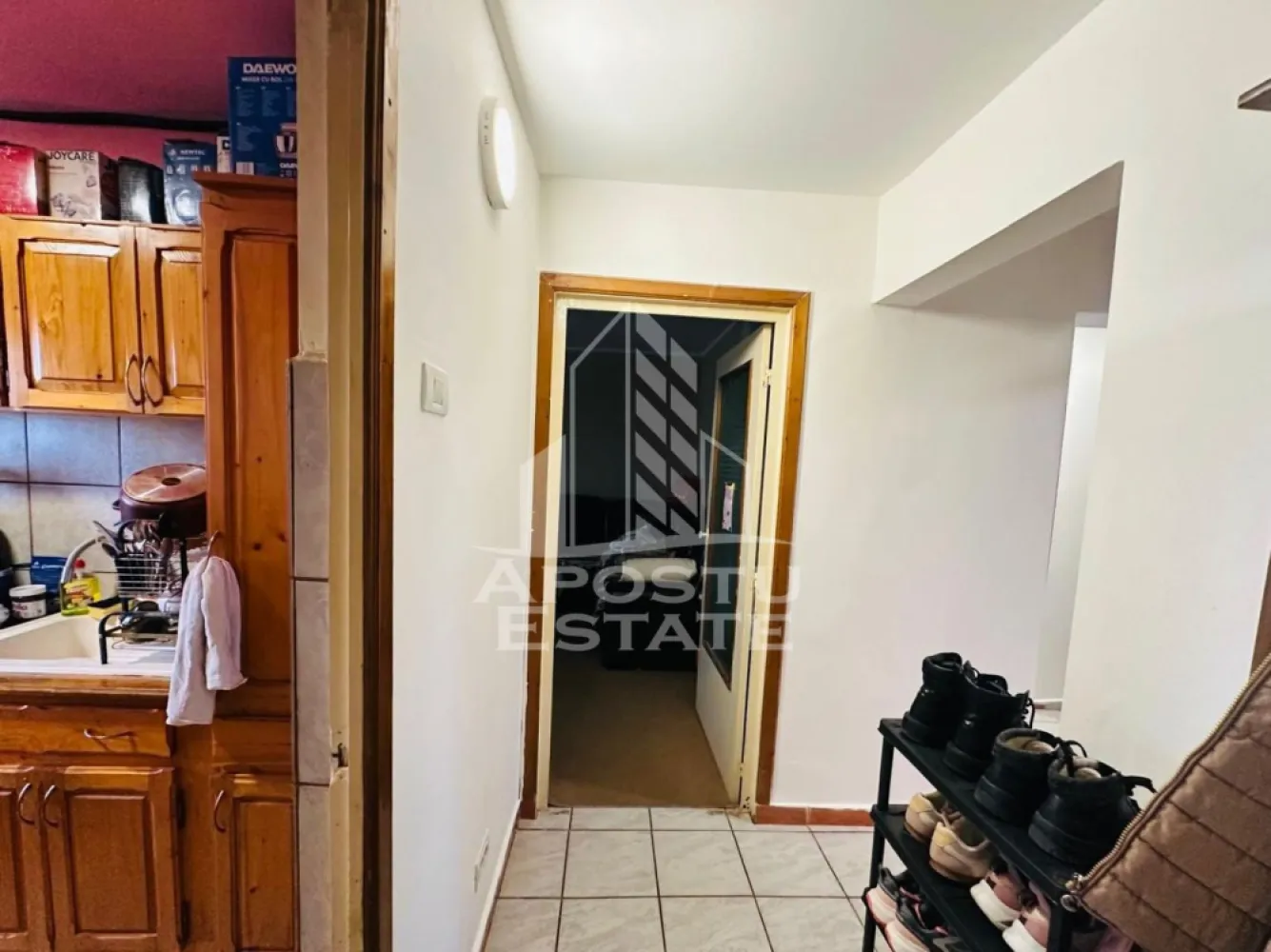 Apartament 3 camere zona Alfa - APOSTU ESTATE va propune spre vanzare un apartament cu 3 camere in zona Alfa, situat la etajul 4 din 4, ideal pentru o familie sau pentru investitie. Locuinta are o suprafata utila de 64.83 mp (fara balcoane) si se vinde partial mobilata si utilata, oferind un bun echilibru intre confort si posibilitatea de personalizare.

Apartamentul dispune de dotari precum centrala termica proprie, aer conditionat, geamuri termopan si usi interioare din lemn, asigurand un nivel ridicat de confort pe tot parcursul anului.

Compartimentarea este practica si bine gandita: 3 camere, 2 bai, 1 bucatarie si 2 balcoane, oferind suficient spatiu pentru locuit si relaxare.

Imobilul este amplasat intr-o zona linistita, ideala pentru familii, iar in fata blocului se afla un parc pentru copii, perfect pentru petrecerea timpului liber in aer liber.

Pentru mai multe detalii sau pentru programarea unei vizionari, echipa Apostu Estate va sta cu profesionalism si promptitudine la dispozitie dumneavoastra.
CP3064522