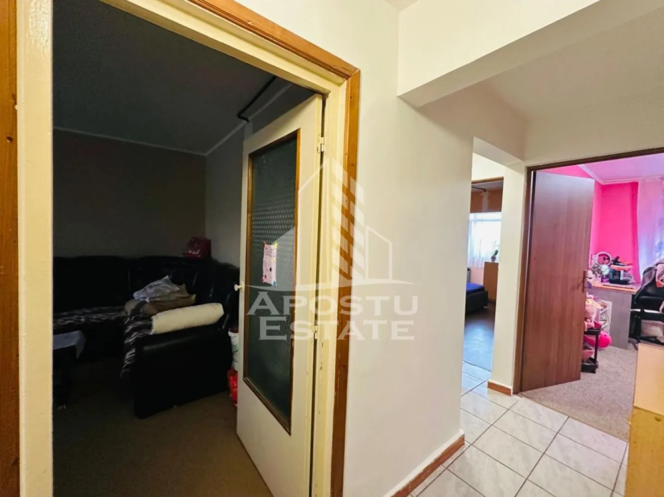 Apartament 3 camere zona Alfa - APOSTU ESTATE va propune spre vanzare un apartament cu 3 camere in zona Alfa, situat la etajul 4 din 4, ideal pentru o familie sau pentru investitie. Locuinta are o suprafata utila de 64.83 mp (fara balcoane) si se vinde partial mobilata si utilata, oferind un bun echilibru intre confort si posibilitatea de personalizare.

Apartamentul dispune de dotari precum centrala termica proprie, aer conditionat, geamuri termopan si usi interioare din lemn, asigurand un nivel ridicat de confort pe tot parcursul anului.

Compartimentarea este practica si bine gandita: 3 camere, 2 bai, 1 bucatarie si 2 balcoane, oferind suficient spatiu pentru locuit si relaxare.

Imobilul este amplasat intr-o zona linistita, ideala pentru familii, iar in fata blocului se afla un parc pentru copii, perfect pentru petrecerea timpului liber in aer liber.

Pentru mai multe detalii sau pentru programarea unei vizionari, echipa Apostu Estate va sta cu profesionalism si promptitudine la dispozitie dumneavoastra.
CP3064522