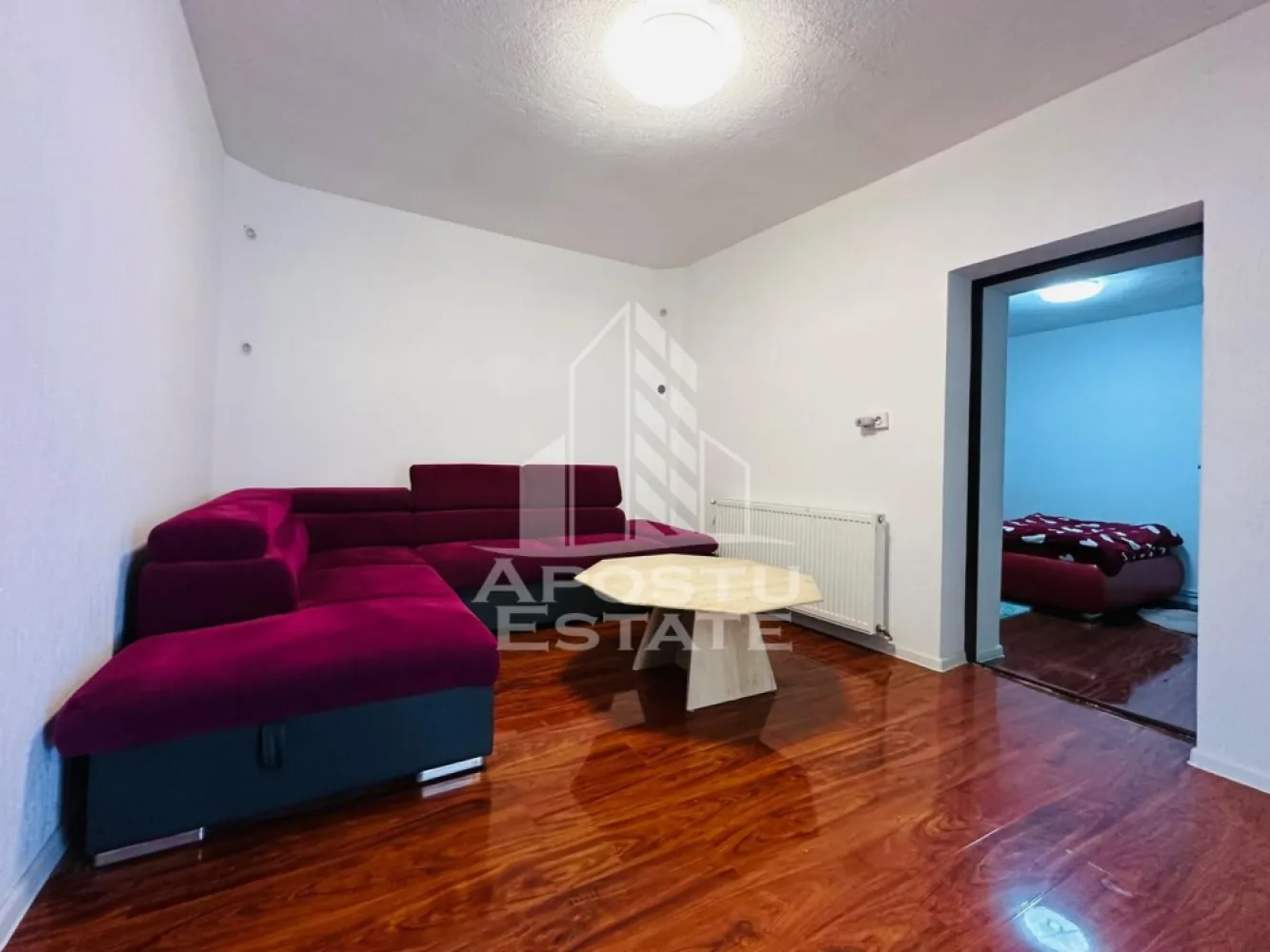 Casa la cheie in Olari - APOSTU ESTATE va propune spre vanzare casa moderna de vanzare in Comuna Olari, judetul Arad, ideala pentru o familie care cauta confort, spatiu si liniste.

Proprietatea dispune de un teren generos de 1.883 mp, cu un front stradal de 19.85 m, oferind atat intimitate, cat si acces facil. Suprafata construita este de 210 mp, casa fiind compartimentata inteligent si amenajata modern, la cheie.

Locuinta este construita din vaiuga si caramida, izolata exterior cu polistiren de 5 cm, iar acoperisul este izolat cu vata minerala si folie termica, fiind acoperit cu tigla. Tamplaria este din PVC cu geamuri termopan, iar usile interioare si usa de la intrare sunt tot din PVC.

Compartimentare:

3 dormitoare moderne
bucatarie spatioasa cu zona de dining
baie moderna cu cabina de dus
sufragerie luminoasa cu mini bar

Dotari:

curent monofazic
aer conditionat
centrala pe lemne + centrala electrica

Exteriorul proprietatii este la fel de bine amenajat:

curte pavata
terasa pentru gratar
garaj cu usa electrica
sala de fitness
livada

Casa se vinde complet utilata, fiind pregatita pentru mutare imediata, fara investitii suplimentare.

O proprietate completa, perfecta pentru cei care doresc confort modern intr-o zona linistita.

Pentru mai multe detalii sau pentru programarea unei vizionari, echipa Apostu Estate va sta cu profesionalism si promptitudine la dispozitie dumneavoastra.
CP3064494