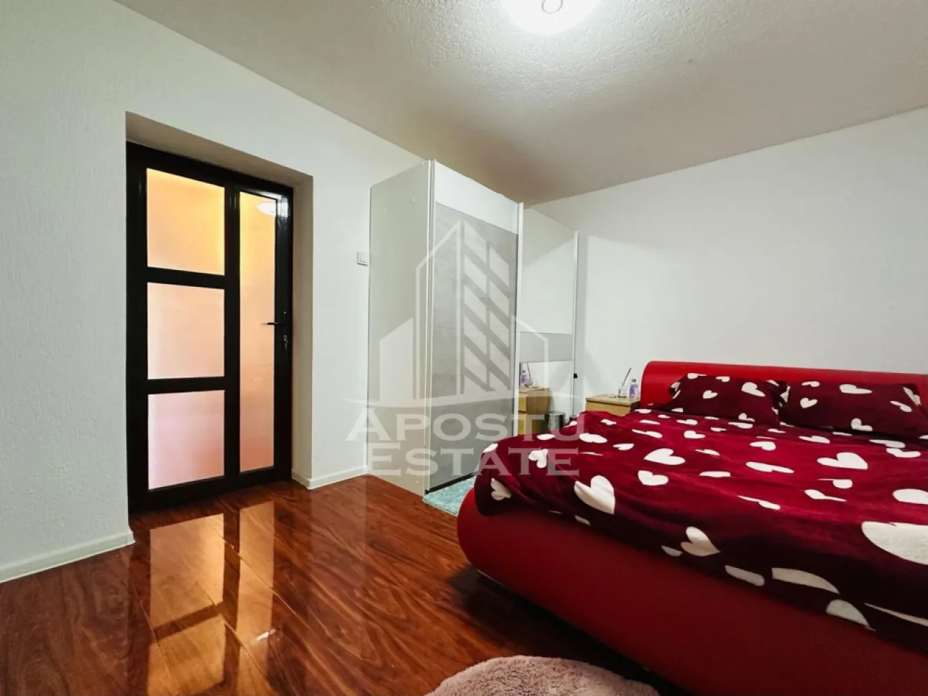 Casa la cheie in Olari - APOSTU ESTATE va propune spre vanzare casa moderna de vanzare in Comuna Olari, judetul Arad, ideala pentru o familie care cauta confort, spatiu si liniste.

Proprietatea dispune de un teren generos de 1.883 mp, cu un front stradal de 19.85 m, oferind atat intimitate, cat si acces facil. Suprafata construita este de 210 mp, casa fiind compartimentata inteligent si amenajata modern, la cheie.

Locuinta este construita din vaiuga si caramida, izolata exterior cu polistiren de 5 cm, iar acoperisul este izolat cu vata minerala si folie termica, fiind acoperit cu tigla. Tamplaria este din PVC cu geamuri termopan, iar usile interioare si usa de la intrare sunt tot din PVC.

Compartimentare:

3 dormitoare moderne
bucatarie spatioasa cu zona de dining
baie moderna cu cabina de dus
sufragerie luminoasa cu mini bar

Dotari:

curent monofazic
aer conditionat
centrala pe lemne + centrala electrica

Exteriorul proprietatii este la fel de bine amenajat:

curte pavata
terasa pentru gratar
garaj cu usa electrica
sala de fitness
livada

Casa se vinde complet utilata, fiind pregatita pentru mutare imediata, fara investitii suplimentare.

O proprietate completa, perfecta pentru cei care doresc confort modern intr-o zona linistita.

Pentru mai multe detalii sau pentru programarea unei vizionari, echipa Apostu Estate va sta cu profesionalism si promptitudine la dispozitie dumneavoastra.
CP3064494