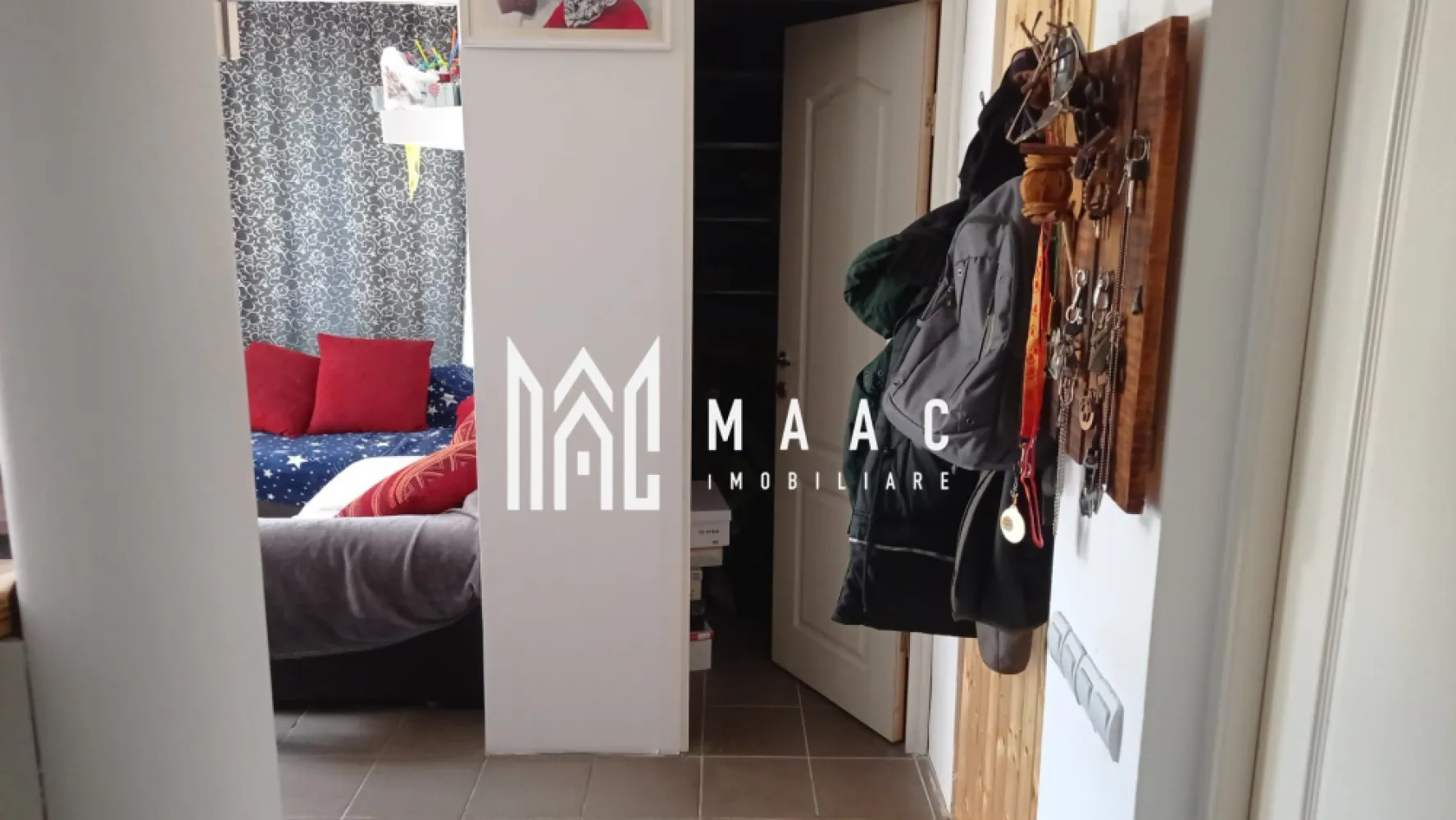 Apartament 3 camere I Curte I Spatiu comercial I Cedonia - Va propunem spre vanzare un apartament de 3 camere decomandat situat la parterul unui imobil din zona Cedonia.

Locuinta cuprinde: hol intrare, living, 2 dormitoare, baie cu vana si geam de aerisire.

Aferent proprietati: curte in suprafata de 85mp.

Disponibil imediat.

Zona linistita in apropriere de mijloace de transport in comun, centre de invatamant, centre comerciale. 

Pentru mai multe detalii precizati telefonic ca ati vazut anuntul cu ID: CP2023824