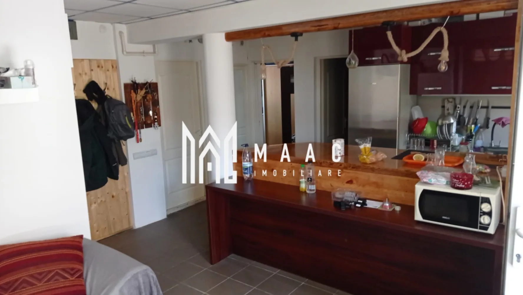 Apartament 3 camere I Curte I Spatiu comercial I Cedonia - Va propunem spre vanzare un apartament de 3 camere decomandat situat la parterul unui imobil din zona Cedonia.

Locuinta cuprinde: hol intrare, living, 2 dormitoare, baie cu vana si geam de aerisire.

Aferent proprietati: curte in suprafata de 85mp.

Disponibil imediat.

Zona linistita in apropriere de mijloace de transport in comun, centre de invatamant, centre comerciale. 

Pentru mai multe detalii precizati telefonic ca ati vazut anuntul cu ID: CP2023824