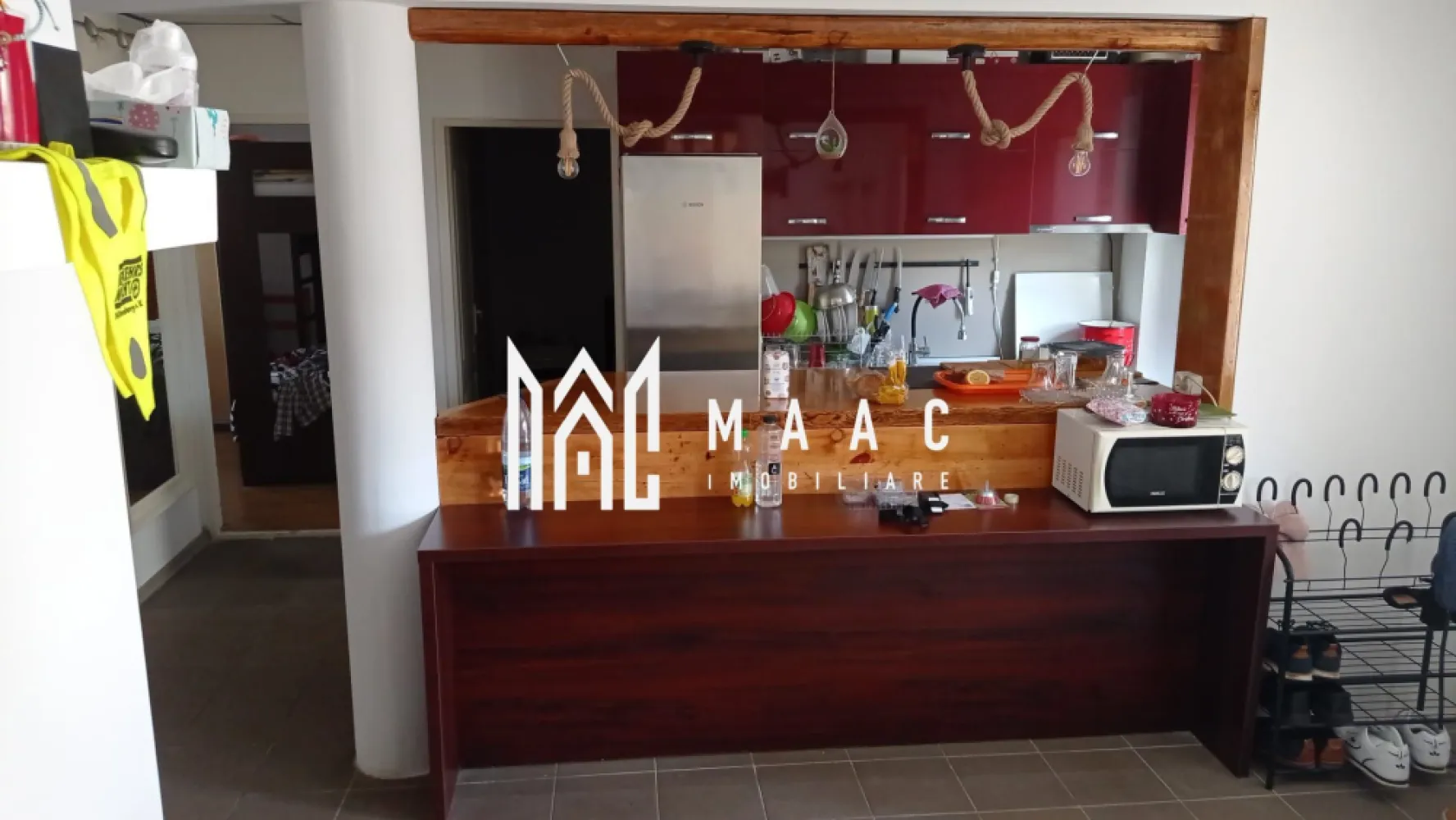 Apartament 3 camere I Curte I Spatiu comercial I Cedonia - Va propunem spre vanzare un apartament de 3 camere decomandat situat la parterul unui imobil din zona Cedonia.

Locuinta cuprinde: hol intrare, living, 2 dormitoare, baie cu vana si geam de aerisire.

Aferent proprietati: curte in suprafata de 85mp.

Disponibil imediat.

Zona linistita in apropriere de mijloace de transport in comun, centre de invatamant, centre comerciale. 

Pentru mai multe detalii precizati telefonic ca ati vazut anuntul cu ID: CP2023824
