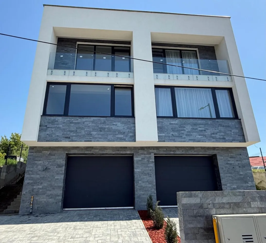 Vand duplex in cartierul Dambul Rotund , Cluj Napoca - Pf vand unitate duplex situata in cartierul Dambul Rotund , Cluj Napoca.&nbsp;duplexul beneficiaza de zid dublu de caramida cu izolatie intre cele doua unitati locativesuprafata utila 166 mpdemisiol: garaj&nbsp;parter : camera de zi cu suprfata de 42 mp , hol , baie , bucatarie inchisa cu acces pe terasa&nbsp;etaj: 3 dormitoare , doua bai . hol , balcon&nbsp;incalzire prin pardosea P+Etamplarie termopan tripancurent trifazicteren 260 mp&nbsp;se preda semifinisata in interior cu 3 straturi de glet si finalizata la exteriortermoizolatie de 15 cm&nbsp;