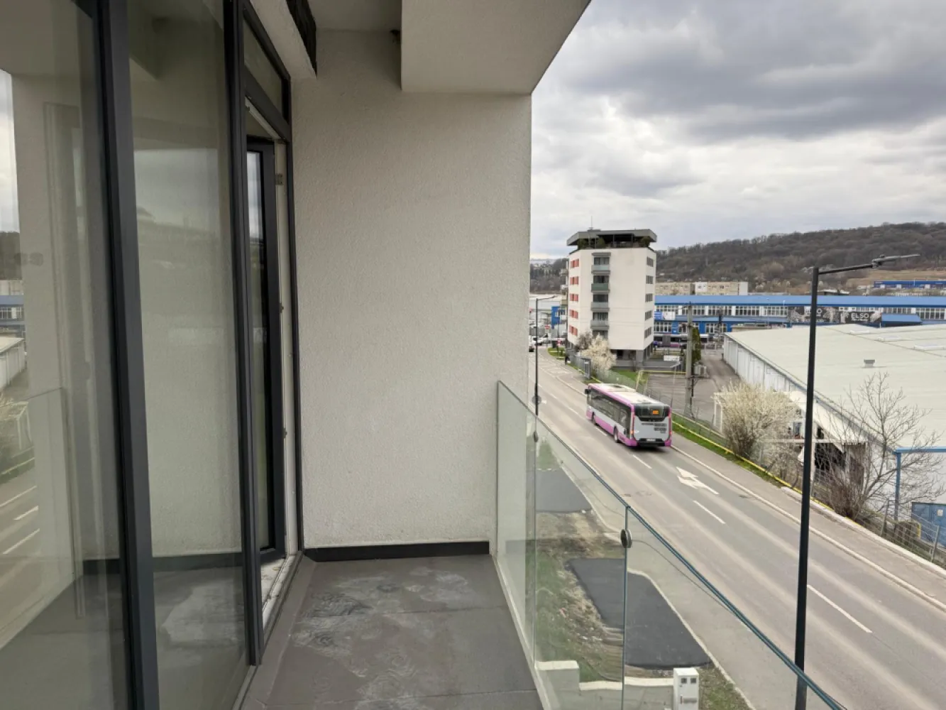 Vand duplex in cartierul Dambul Rotund , Cluj Napoca - Pf vand unitate duplex situata in cartierul Dambul Rotund , Cluj Napoca.&nbsp;duplexul beneficiaza de zid dublu de caramida cu izolatie intre cele doua unitati locativesuprafata utila 166 mpdemisiol: garaj&nbsp;parter : camera de zi cu suprfata de 42 mp , hol , baie , bucatarie inchisa cu acces pe terasa&nbsp;etaj: 3 dormitoare , doua bai . hol , balcon&nbsp;incalzire prin pardosea P+Etamplarie termopan tripancurent trifazicteren 260 mp&nbsp;se preda semifinisata in interior cu 3 straturi de glet si finalizata la exteriortermoizolatie de 15 cm&nbsp;