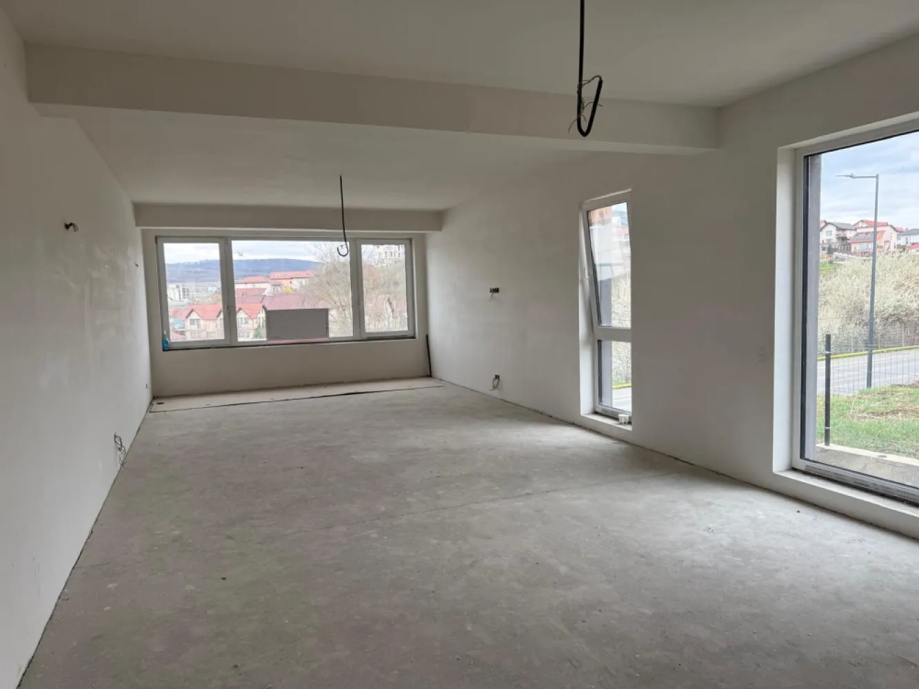 Vand duplex in cartierul Dambul Rotund , Cluj Napoca - Pf vand unitate duplex situata in cartierul Dambul Rotund , Cluj Napoca.&nbsp;duplexul beneficiaza de zid dublu de caramida cu izolatie intre cele doua unitati locativesuprafata utila 166 mpdemisiol: garaj&nbsp;parter : camera de zi cu suprfata de 42 mp , hol , baie , bucatarie inchisa cu acces pe terasa&nbsp;etaj: 3 dormitoare , doua bai . hol , balcon&nbsp;incalzire prin pardosea P+Etamplarie termopan tripancurent trifazicteren 260 mp&nbsp;se preda semifinisata in interior cu 3 straturi de glet si finalizata la exteriortermoizolatie de 15 cm&nbsp;
