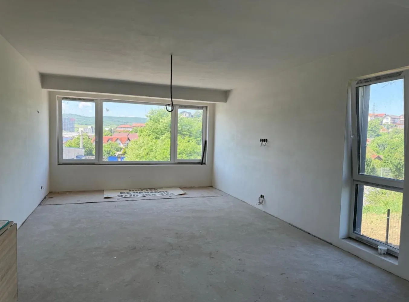 Vand duplex in cartierul Dambul Rotund , Cluj Napoca - Pf vand unitate duplex situata in cartierul Dambul Rotund , Cluj Napoca.&nbsp;duplexul beneficiaza de zid dublu de caramida cu izolatie intre cele doua unitati locativesuprafata utila 166 mpdemisiol: garaj&nbsp;parter : camera de zi cu suprfata de 42 mp , hol , baie , bucatarie inchisa cu acces pe terasa&nbsp;etaj: 3 dormitoare , doua bai . hol , balcon&nbsp;incalzire prin pardosea P+Etamplarie termopan tripancurent trifazicteren 260 mp&nbsp;se preda semifinisata in interior cu 3 straturi de glet si finalizata la exteriortermoizolatie de 15 cm&nbsp;