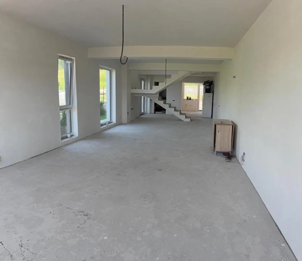 Vand duplex in cartierul Dambul Rotund , Cluj Napoca - Pf vand unitate duplex situata in cartierul Dambul Rotund , Cluj Napoca.&nbsp;duplexul beneficiaza de zid dublu de caramida cu izolatie intre cele doua unitati locativesuprafata utila 166 mpdemisiol: garaj&nbsp;parter : camera de zi cu suprfata de 42 mp , hol , baie , bucatarie inchisa cu acces pe terasa&nbsp;etaj: 3 dormitoare , doua bai . hol , balcon&nbsp;incalzire prin pardosea P+Etamplarie termopan tripancurent trifazicteren 260 mp&nbsp;se preda semifinisata in interior cu 3 straturi de glet si finalizata la exteriortermoizolatie de 15 cm&nbsp;