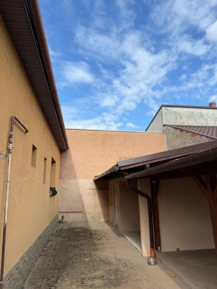 BRASADAS vinde casa 7 cam 11 ari teren renovată integral. - Agenția imobiliara BRASADAS vinde casă spațioasă și luminoasă, ideală pentru familie sau investiție, amplasată într-un ambient liniștit și verde, în apropierea Pieței Vechituri.

Caracteristici principale:
 • Suprafață generoasă, compartimentată în 7 camere
 • Teren de 11 ari – perfect pentru amenajări exterioare (grădină, foișor, piscină)
 • Renovare completă realizată în 2017, cu materiale de calitate superioară
 • Acces rapid către puncte comerciale, școli, transport public

Beneficii suplimentare:
 • Zonă liniștită, fără trafic intens
 • Spații interioare luminoase, bine compartimentate
 • Potrivită pentru familii numeroase sau ca investiție (spațiu birouri, grădiniță privată etc.)

www.brasadas.com.