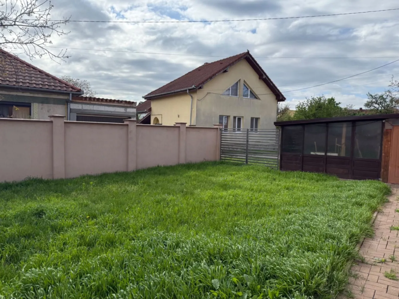 BRASADAS vinde casa 7 cam 11 ari teren renovată integral. - Agenția imobiliara BRASADAS vinde casă spațioasă și luminoasă, ideală pentru familie sau investiție, amplasată într-un ambient liniștit și verde, în apropierea Pieței Vechituri.

Caracteristici principale:
 • Suprafață generoasă, compartimentată în 7 camere
 • Teren de 11 ari – perfect pentru amenajări exterioare (grădină, foișor, piscină)
 • Renovare completă realizată în 2017, cu materiale de calitate superioară
 • Acces rapid către puncte comerciale, școli, transport public

Beneficii suplimentare:
 • Zonă liniștită, fără trafic intens
 • Spații interioare luminoase, bine compartimentate
 • Potrivită pentru familii numeroase sau ca investiție (spațiu birouri, grădiniță privată etc.)

www.brasadas.com.